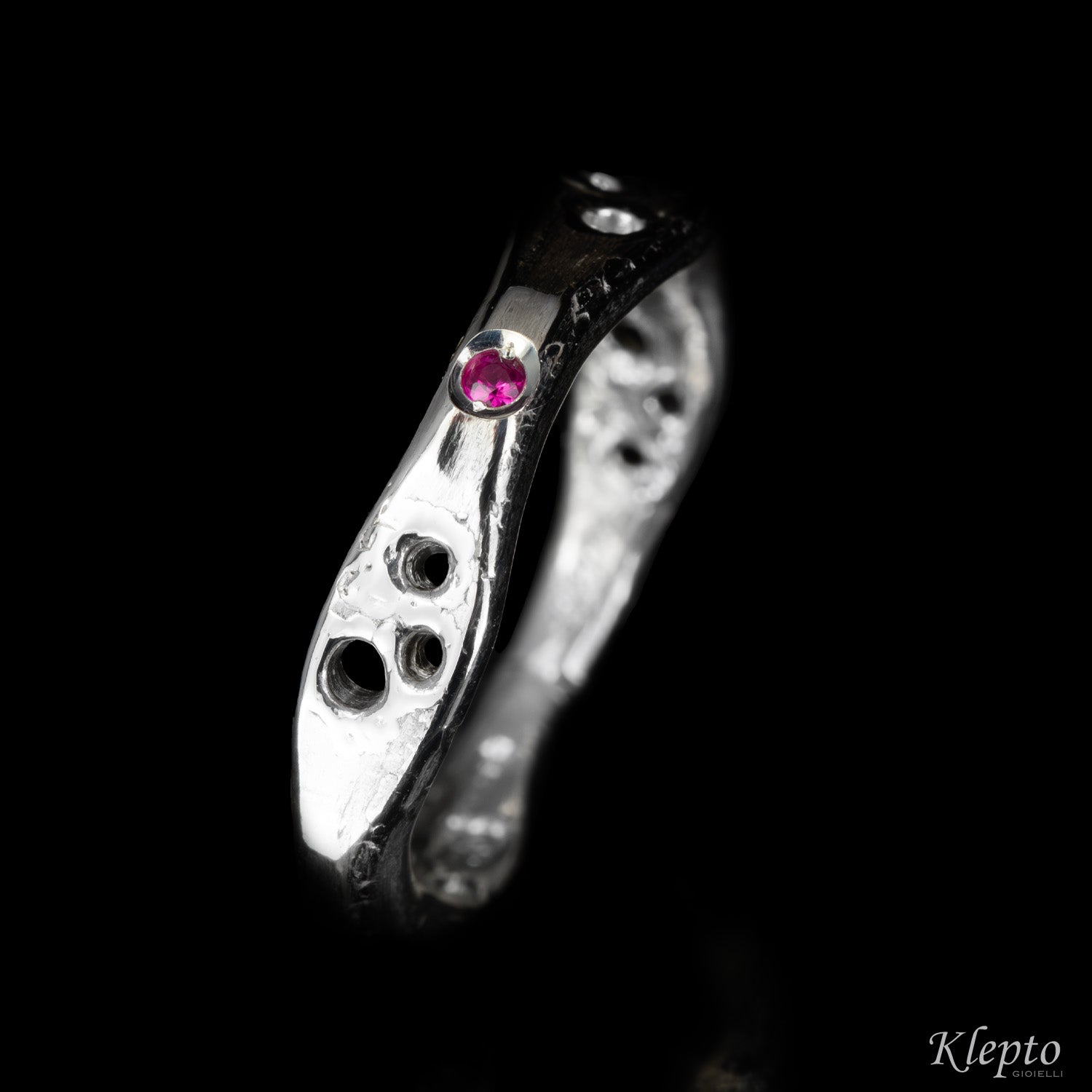 Anello in Argento Silnova con Rubino