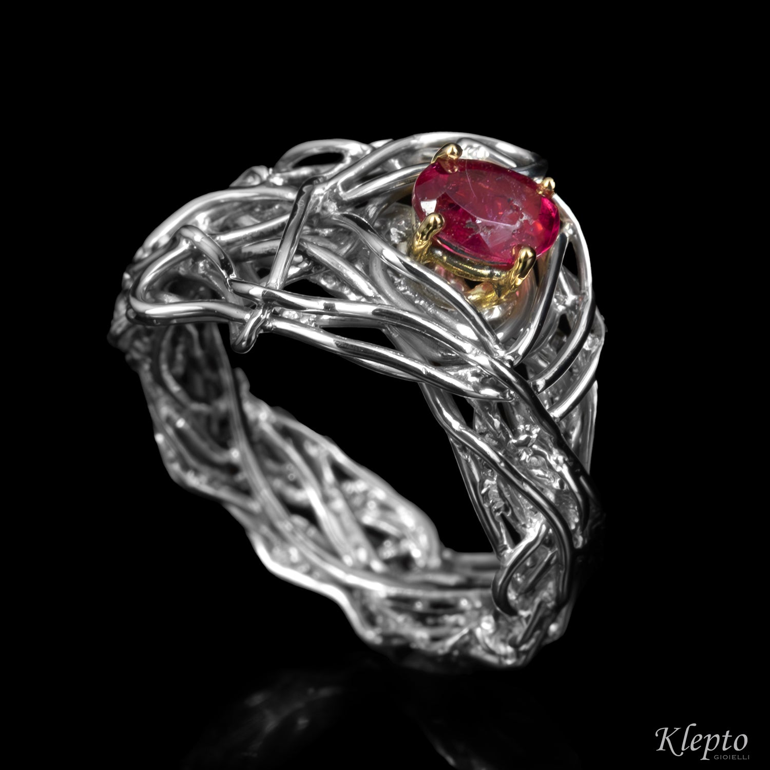 Anello in Argento Silnova® con Rubino e dettagli in oro giallo