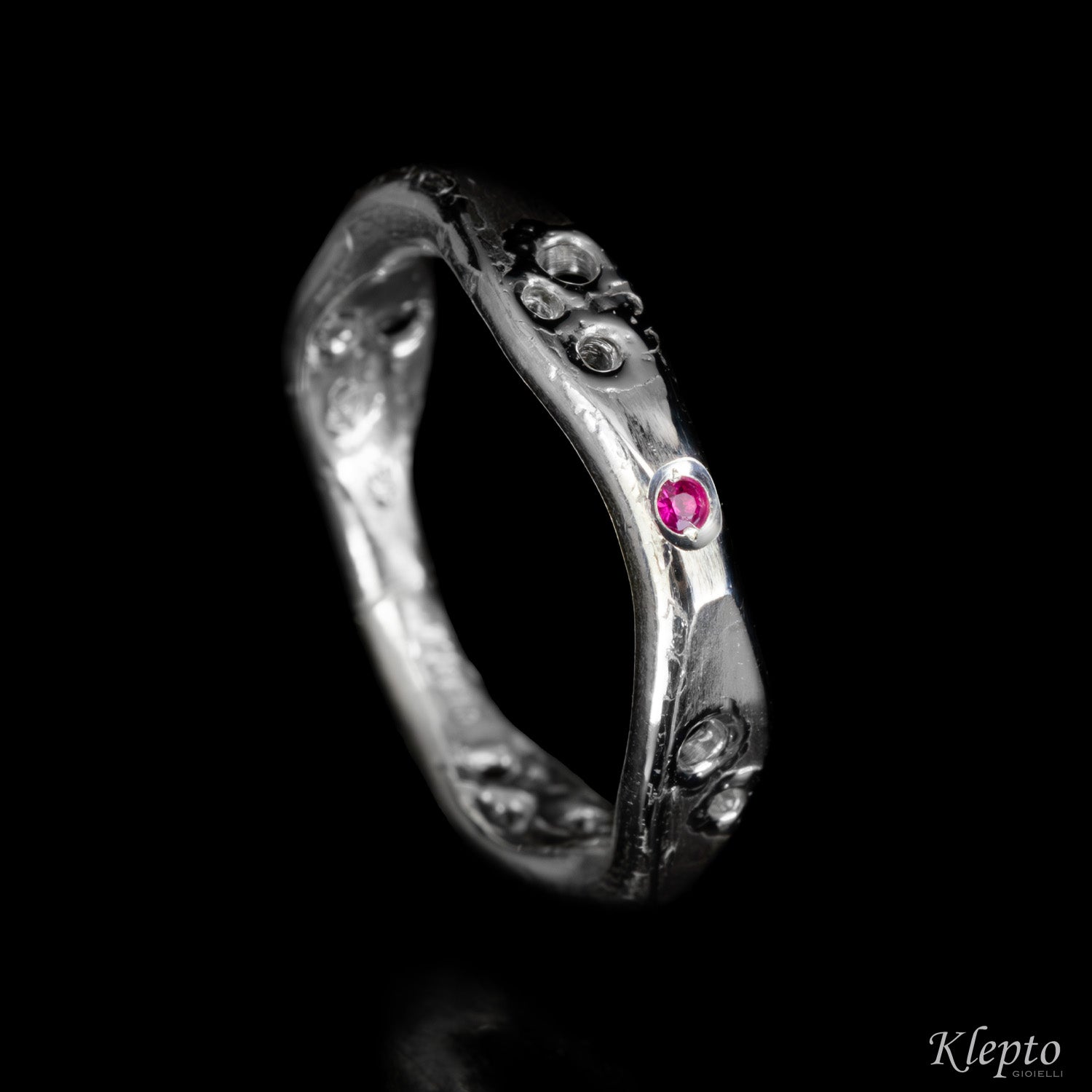 Anello in Argento Silnova con Rubino