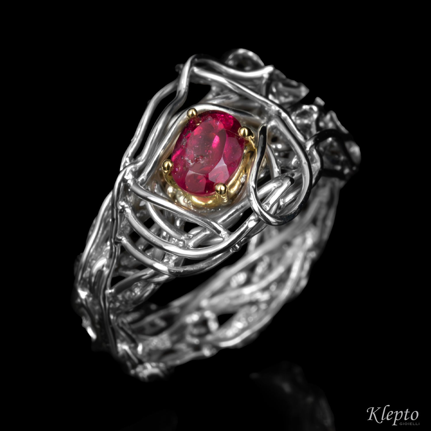 Anello in Argento Silnova® con Rubino e dettagli in oro giallo