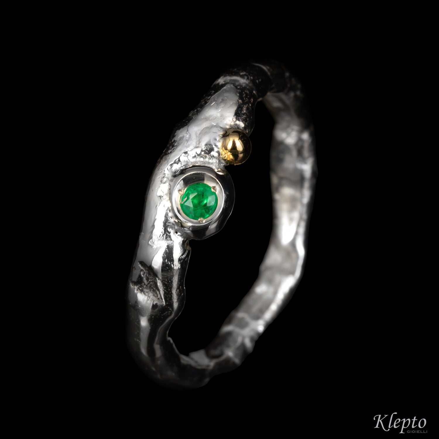 Anello in Argento Silnova® e con Smeraldo e dettagli in oro giallo