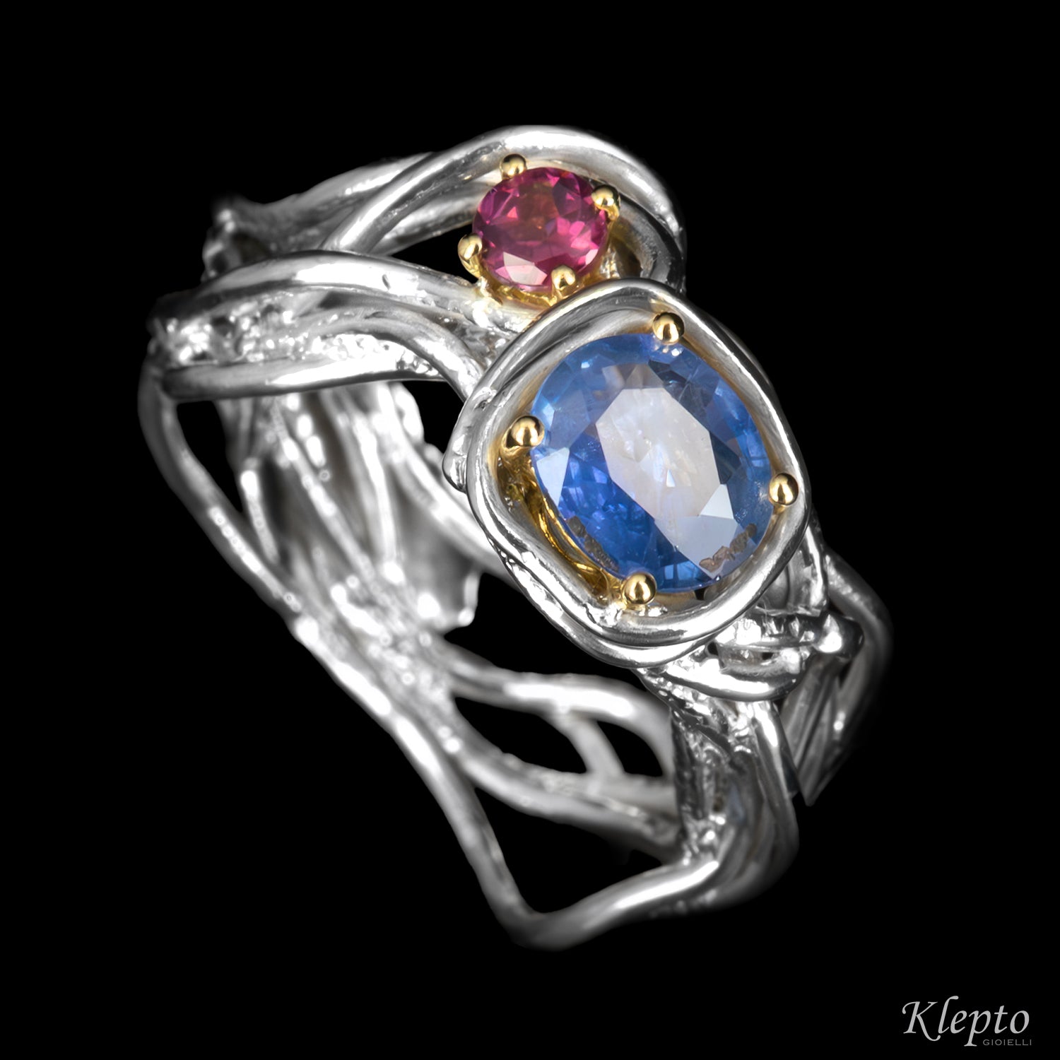 Anello in Argento Silnova con Zaffiro blu, Rodolite e dettagli in oro giallo