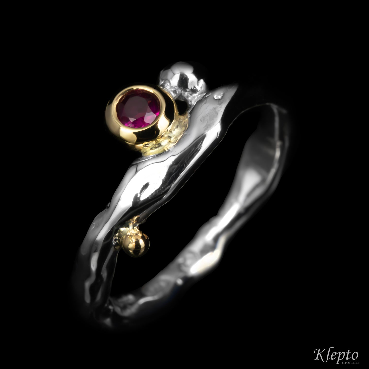 Anello in Argento Silnova® e con Rubino e dettagli in oro giallo