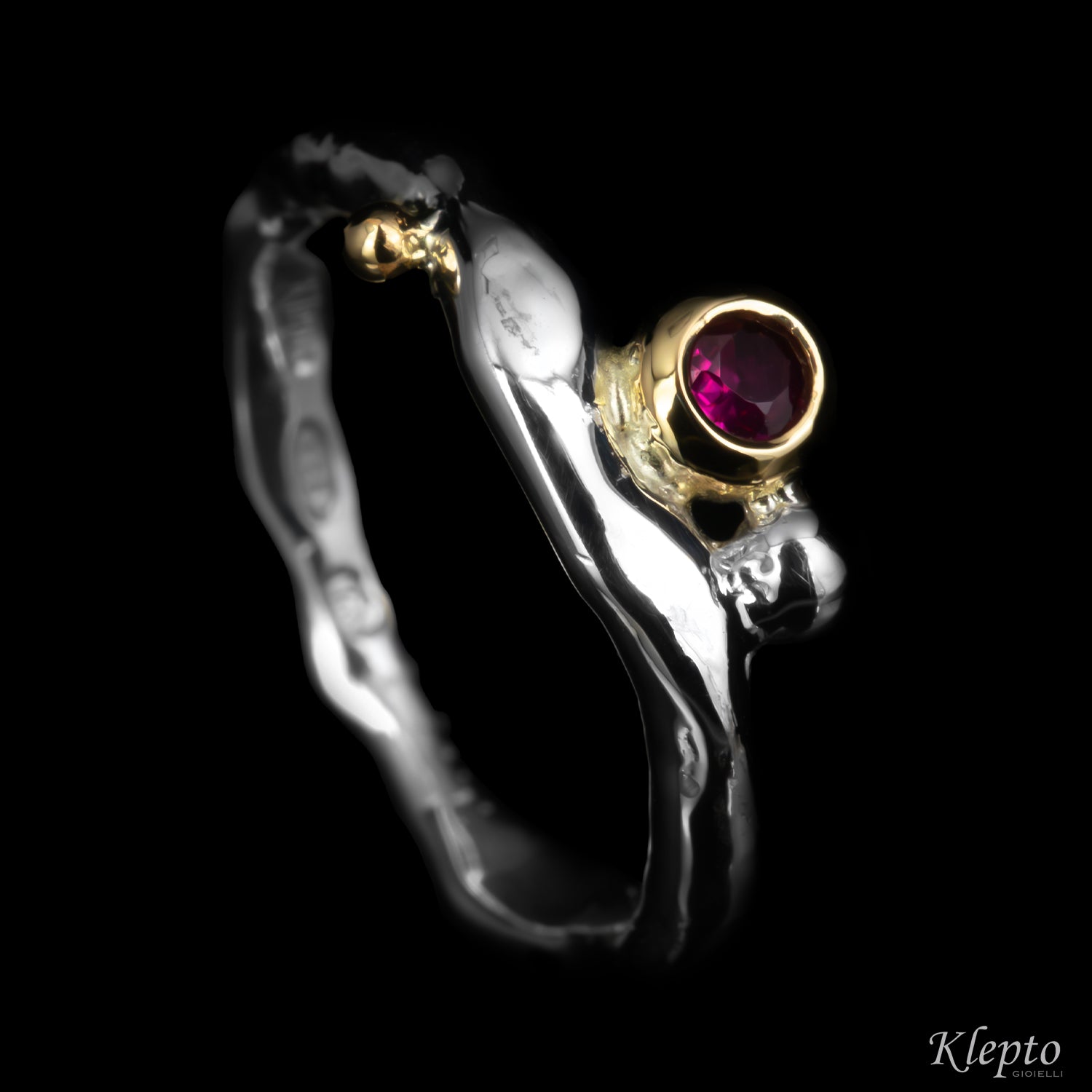 Anello in Argento Silnova® e con Rubino e dettagli in oro giallo