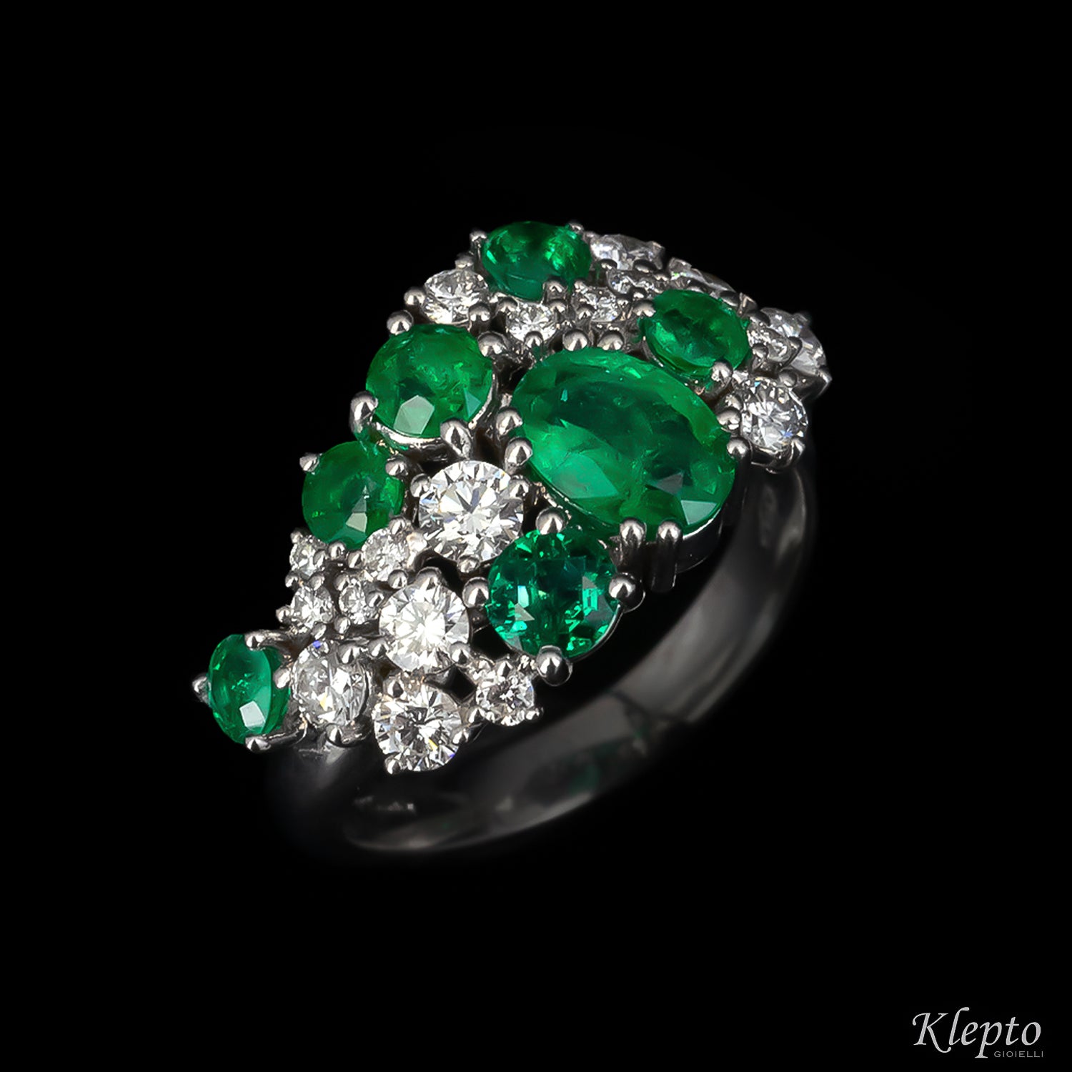 Anello classico by Klepto in oro bianco con Smeraldi e Diamanti