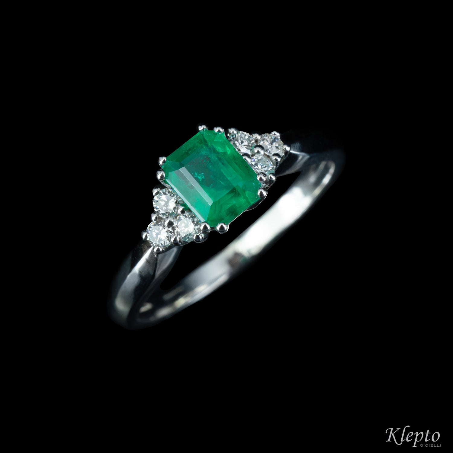 Anello classico in oro bianco con Smeraldo e Diamanti