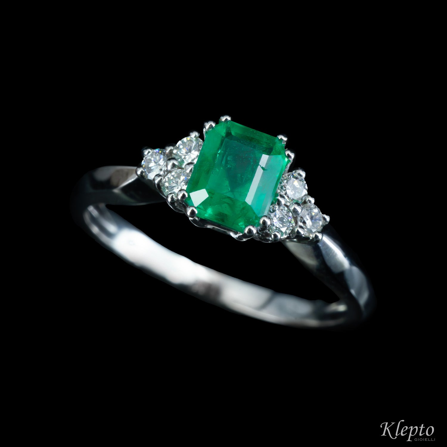 Anello classico in oro bianco con Smeraldo e Diamanti