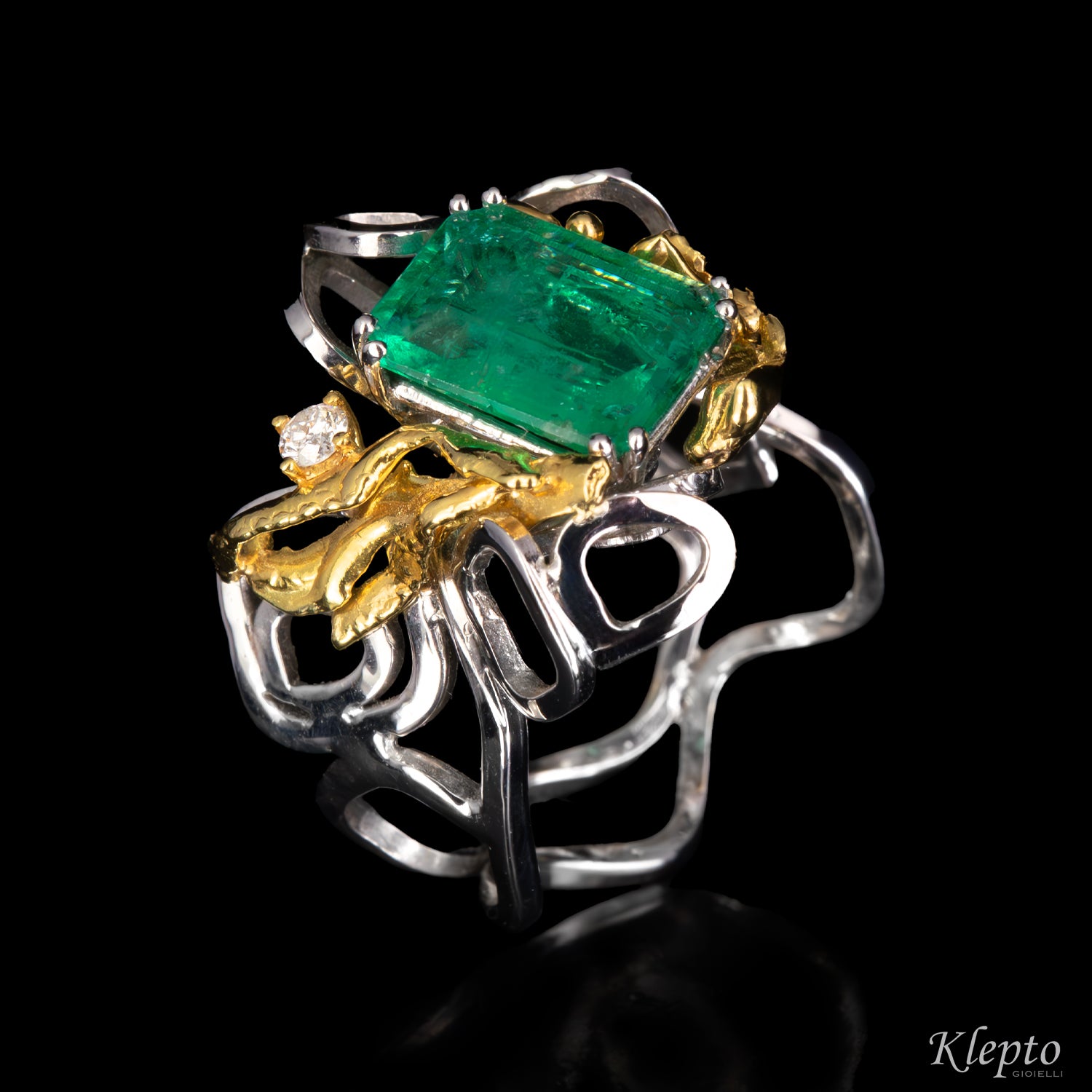 Anello in oro bianco con Smeraldo, Diamante e dettagli in oro giallo