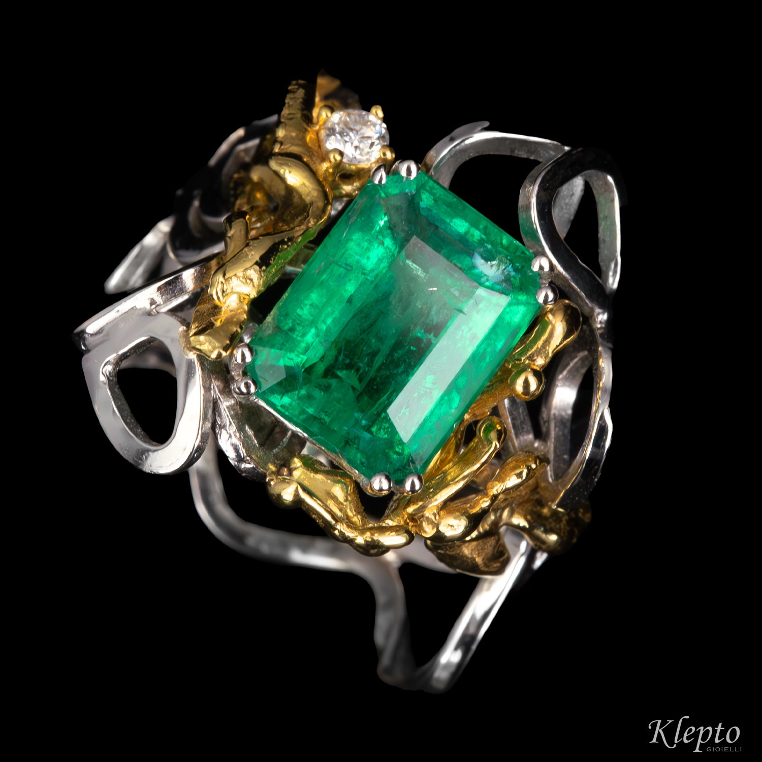 Anello in oro bianco con Smeraldo, Diamante e dettagli in oro giallo