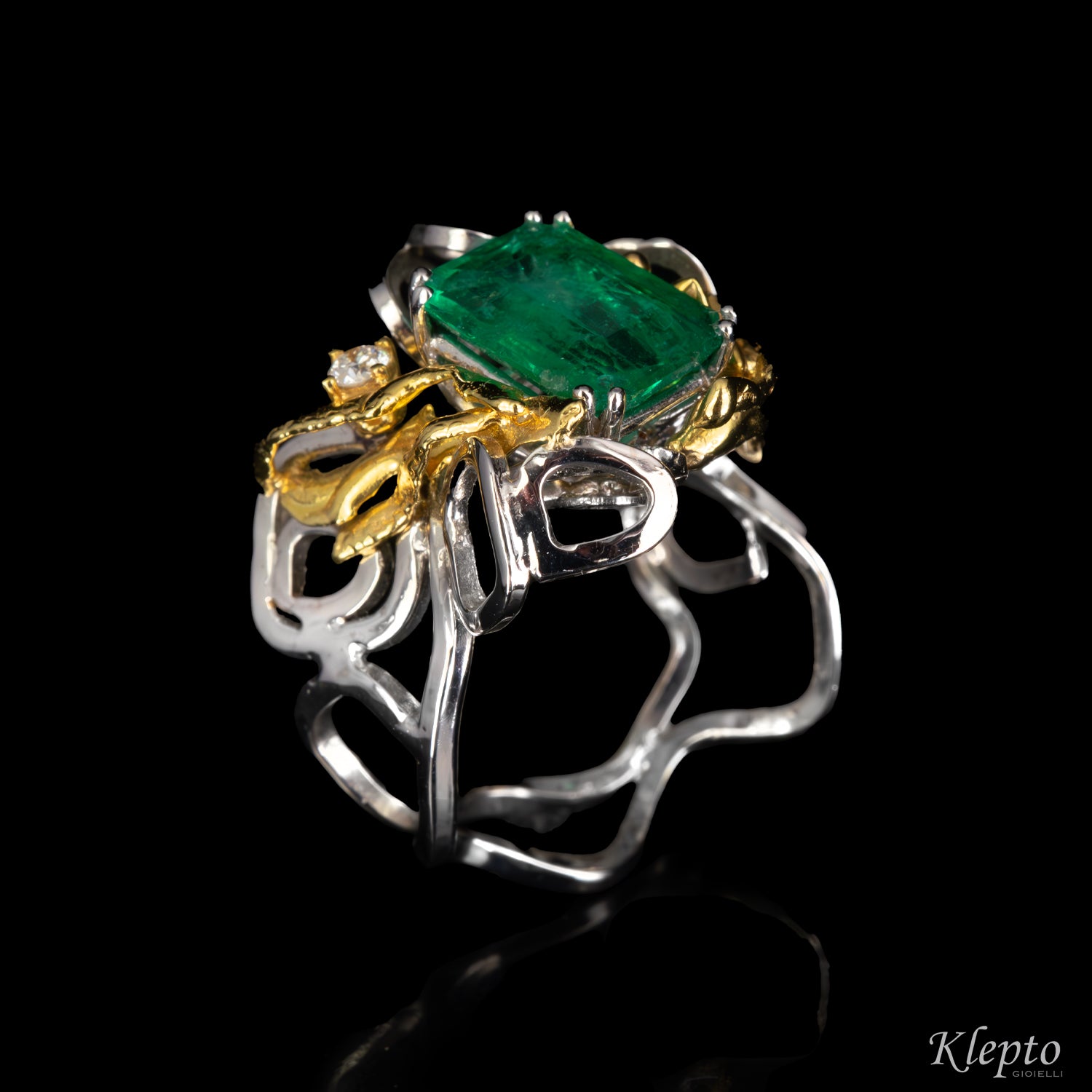 Anello in oro bianco con Smeraldo, Diamante e dettagli in oro giallo