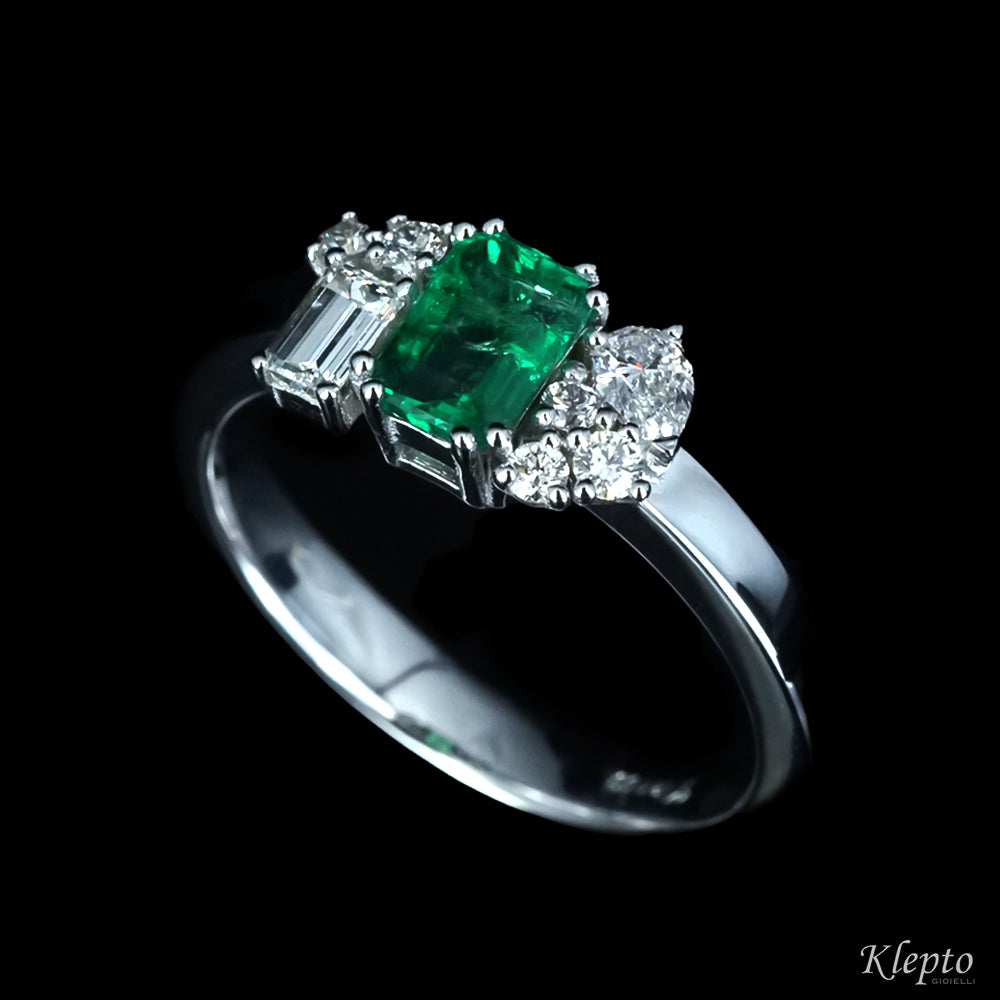 Anello classico by Klepto in oro bianco con Smeraldo ottagonale e Diamanti