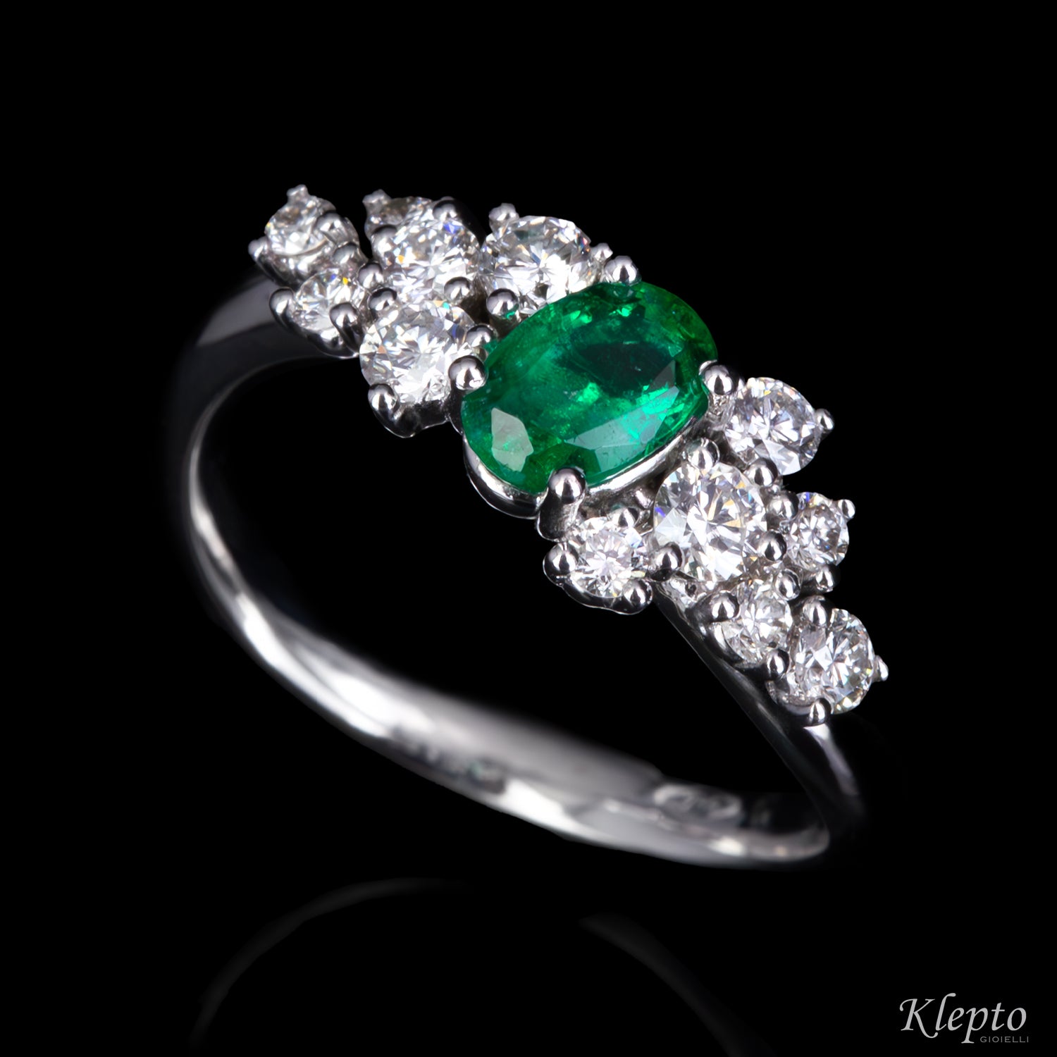 Anello classico by Klepto in oro bianco con Smeraldo e Diamanti