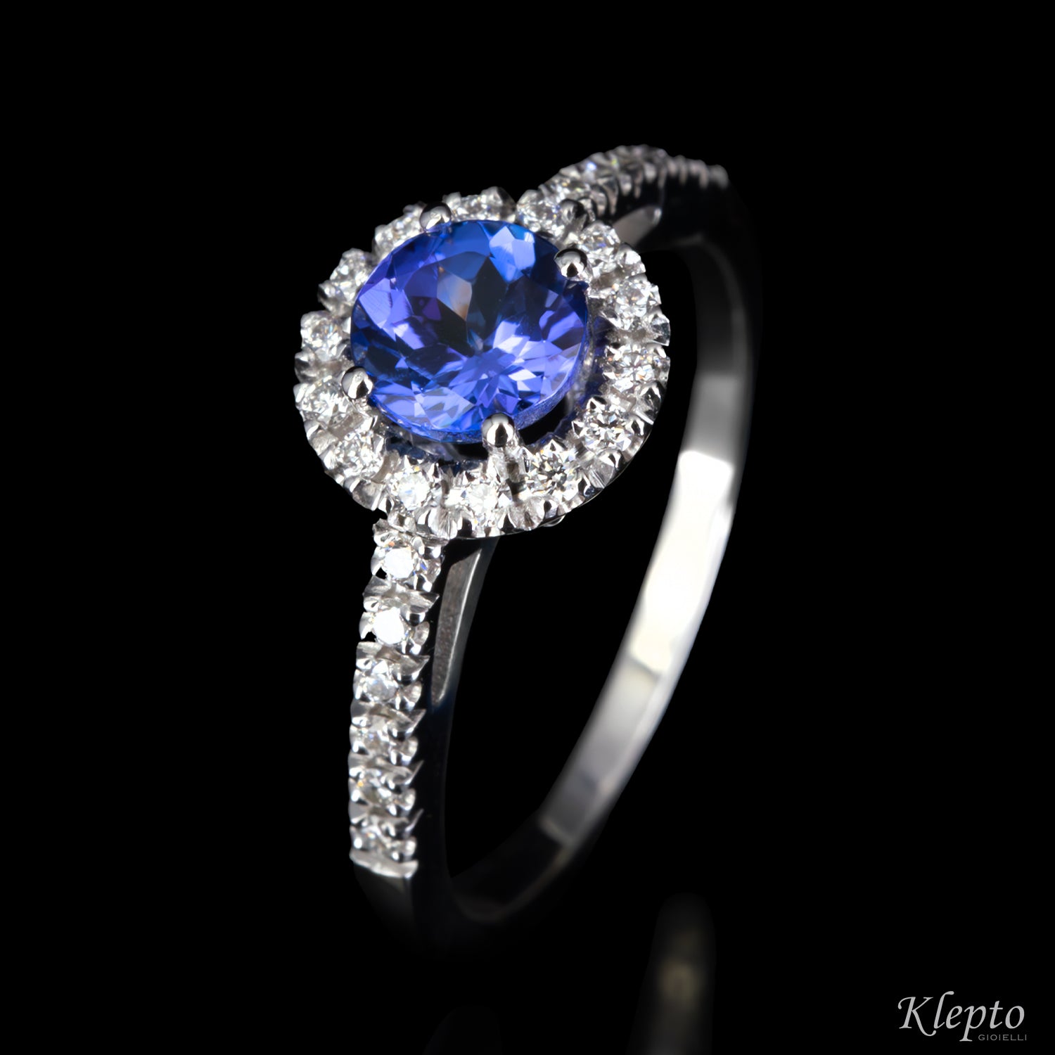 Anello classico in oro bianco con Tanzanite e contorno di Diamanti