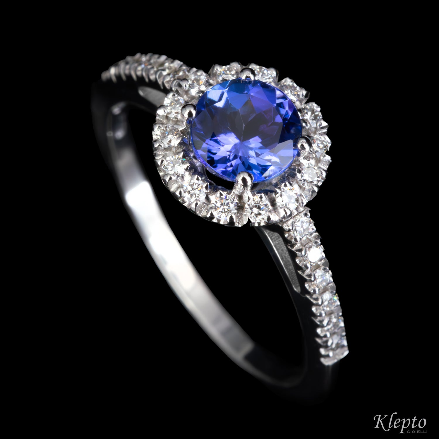 Anello classico in oro bianco con Tanzanite e contorno di Diamanti
