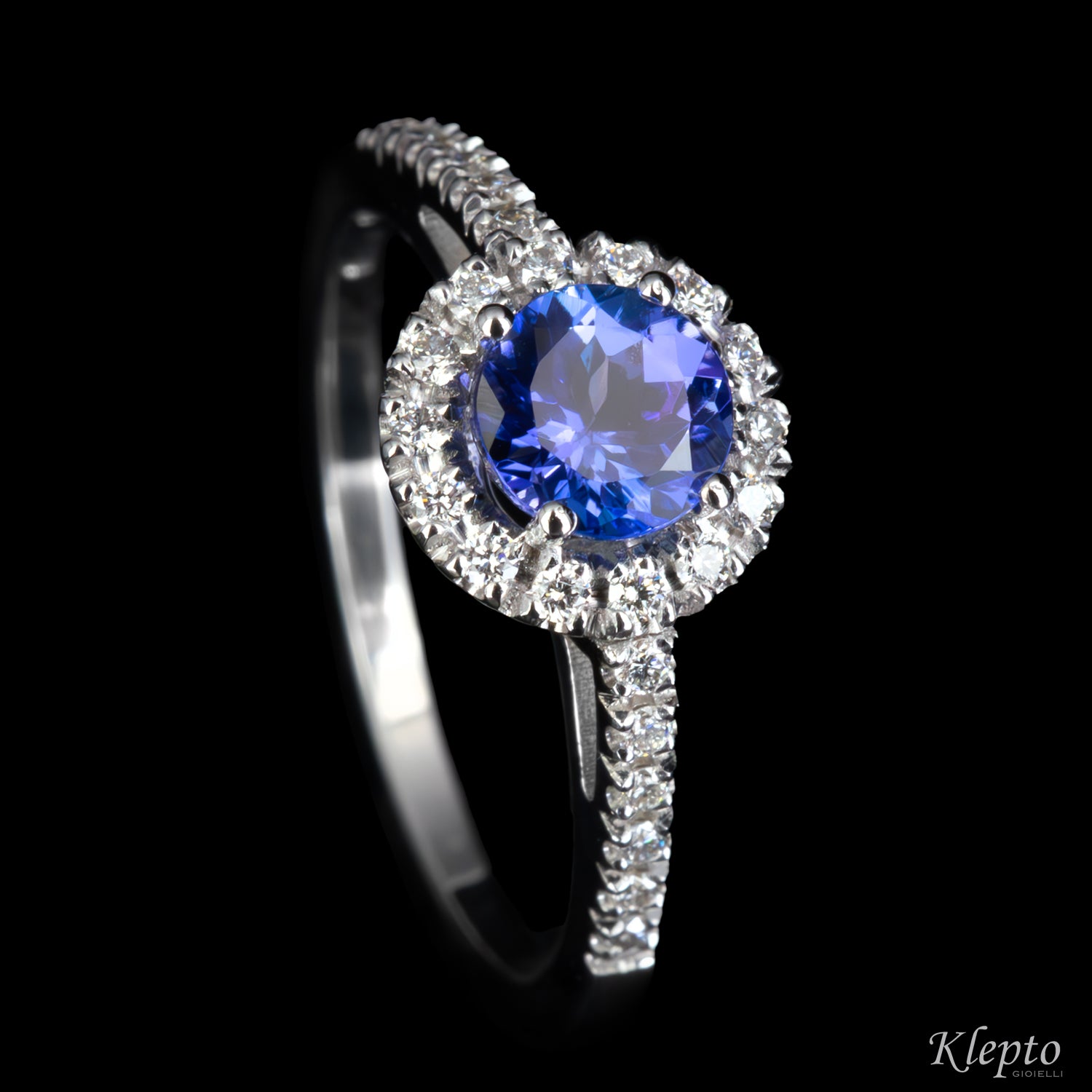 Anello classico in oro bianco con Tanzanite e contorno di Diamanti