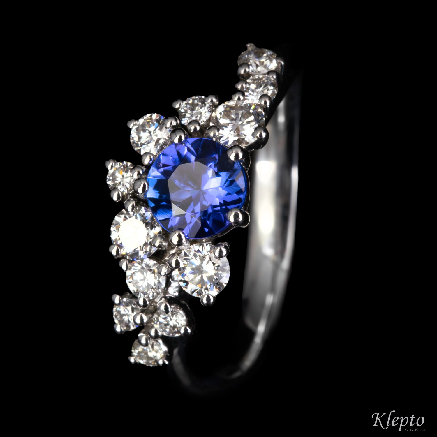 Anello classico by Klepto in oro bianco con Tanzanite e Diamanti