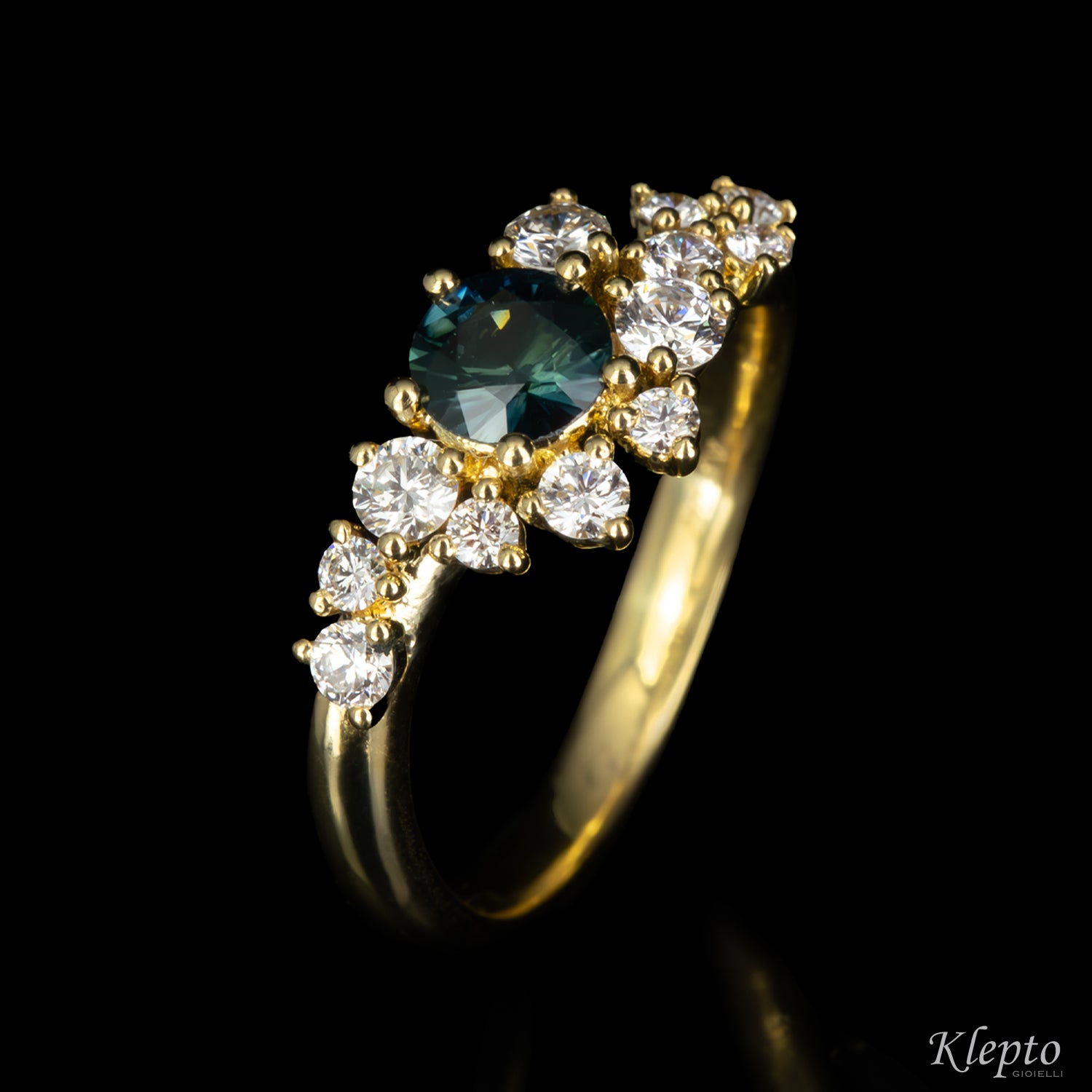 Anello classico by Klepto in oro giallo con Zaffiro ottanio e Diamanti