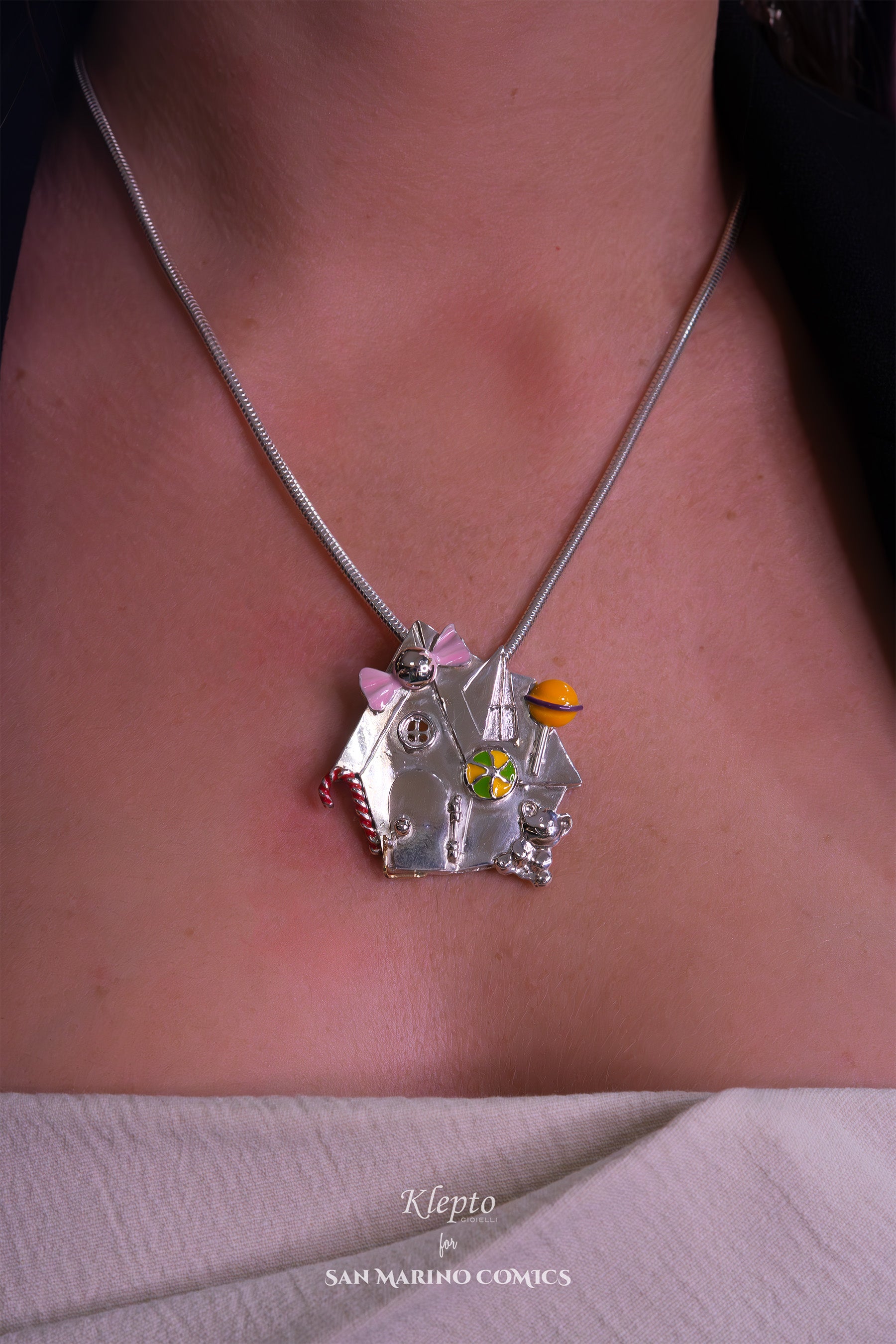 Pendente in Argento Silnova "La casetta di marzapane" con dettagli smaltati e oro giallo
