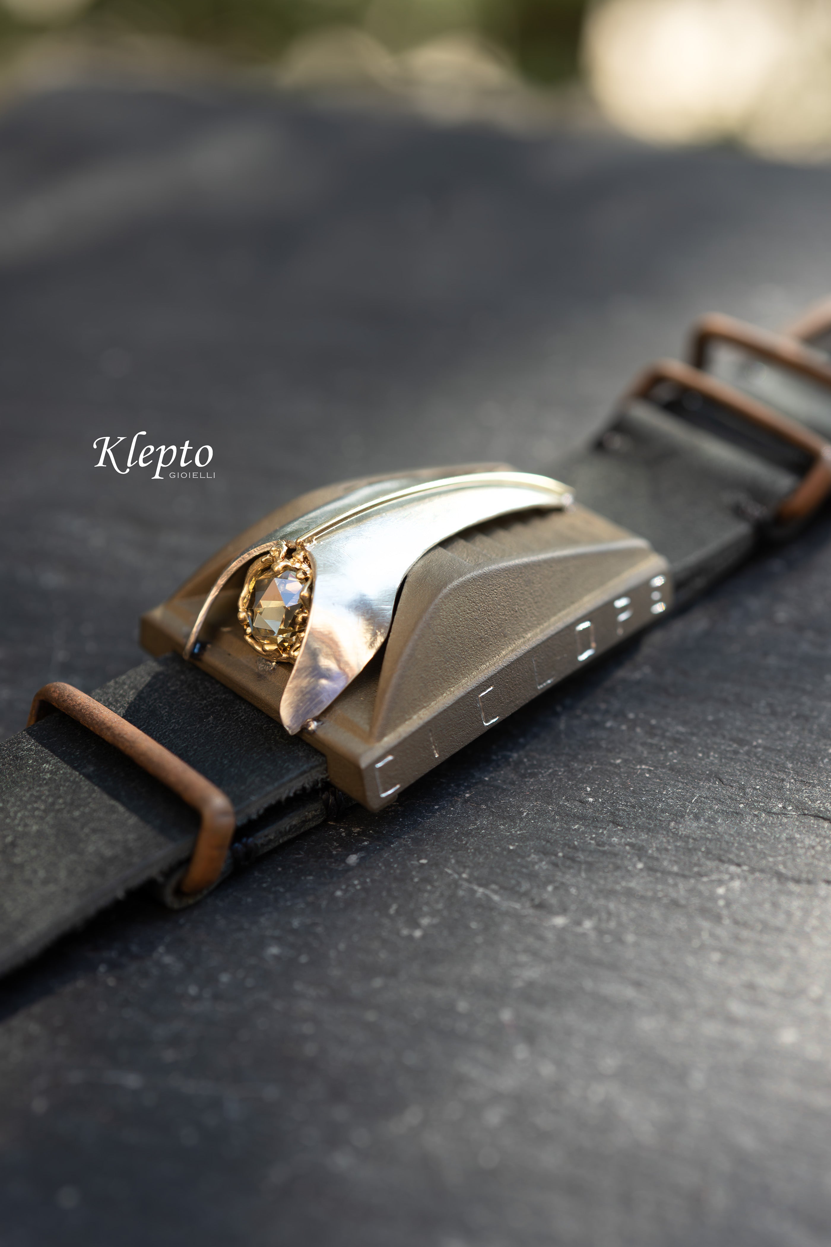 Bracciale in Titanio "Ciclope" con Diamante, dettagli in oro giallo e Argento Silnova®