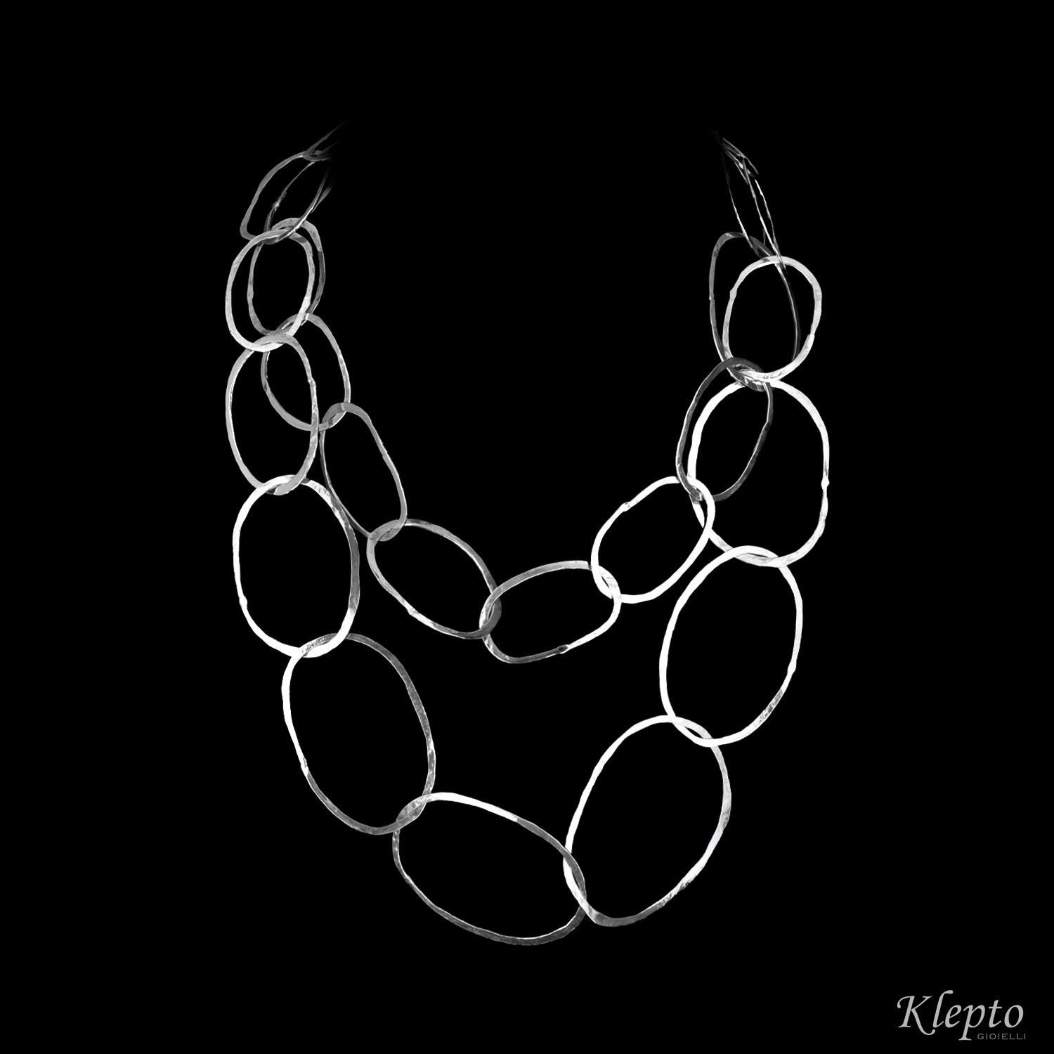 Collana in Argento Silnova® ad anelli irregolari martellati