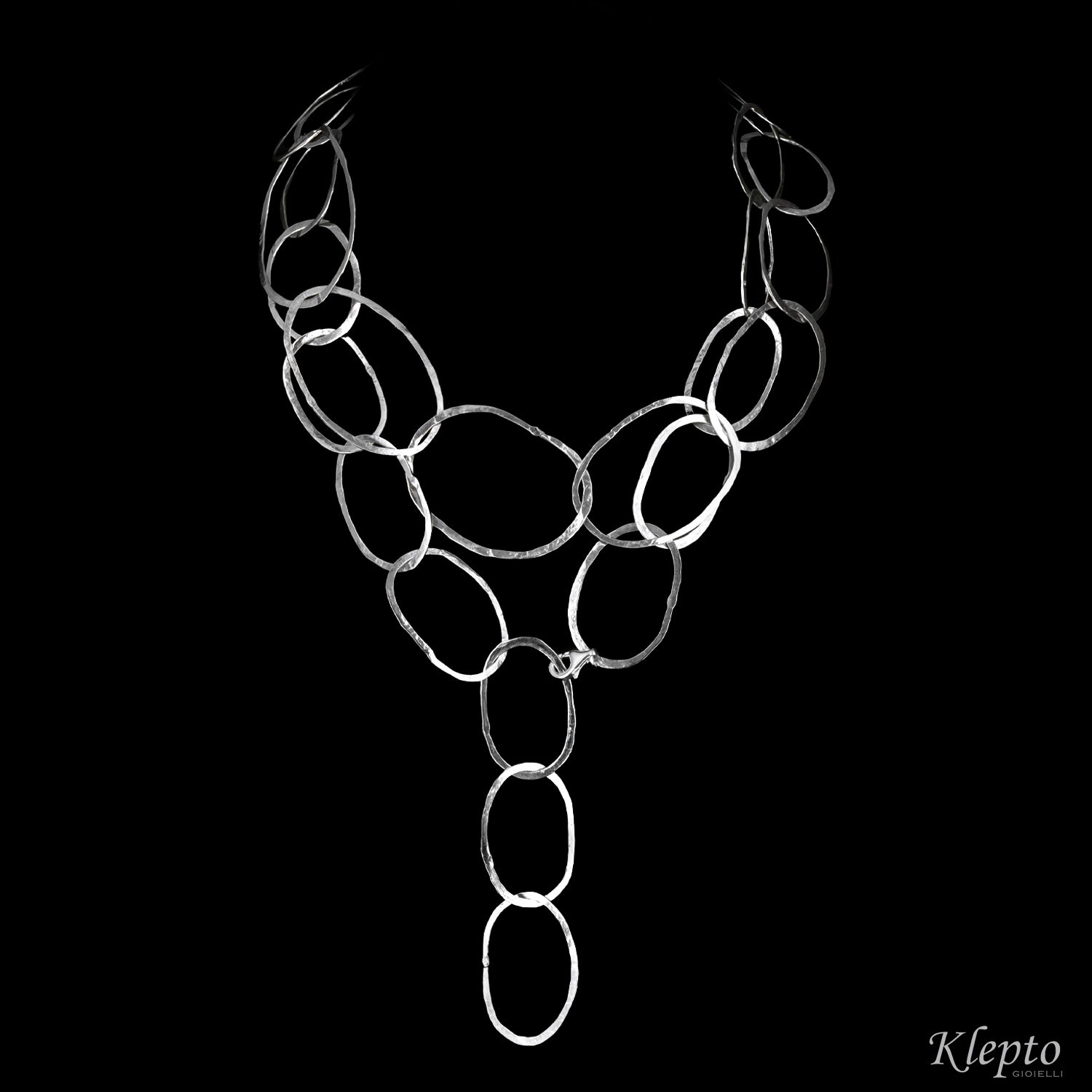 Collana in Argento Silnova® ad anelli irregolari martellati