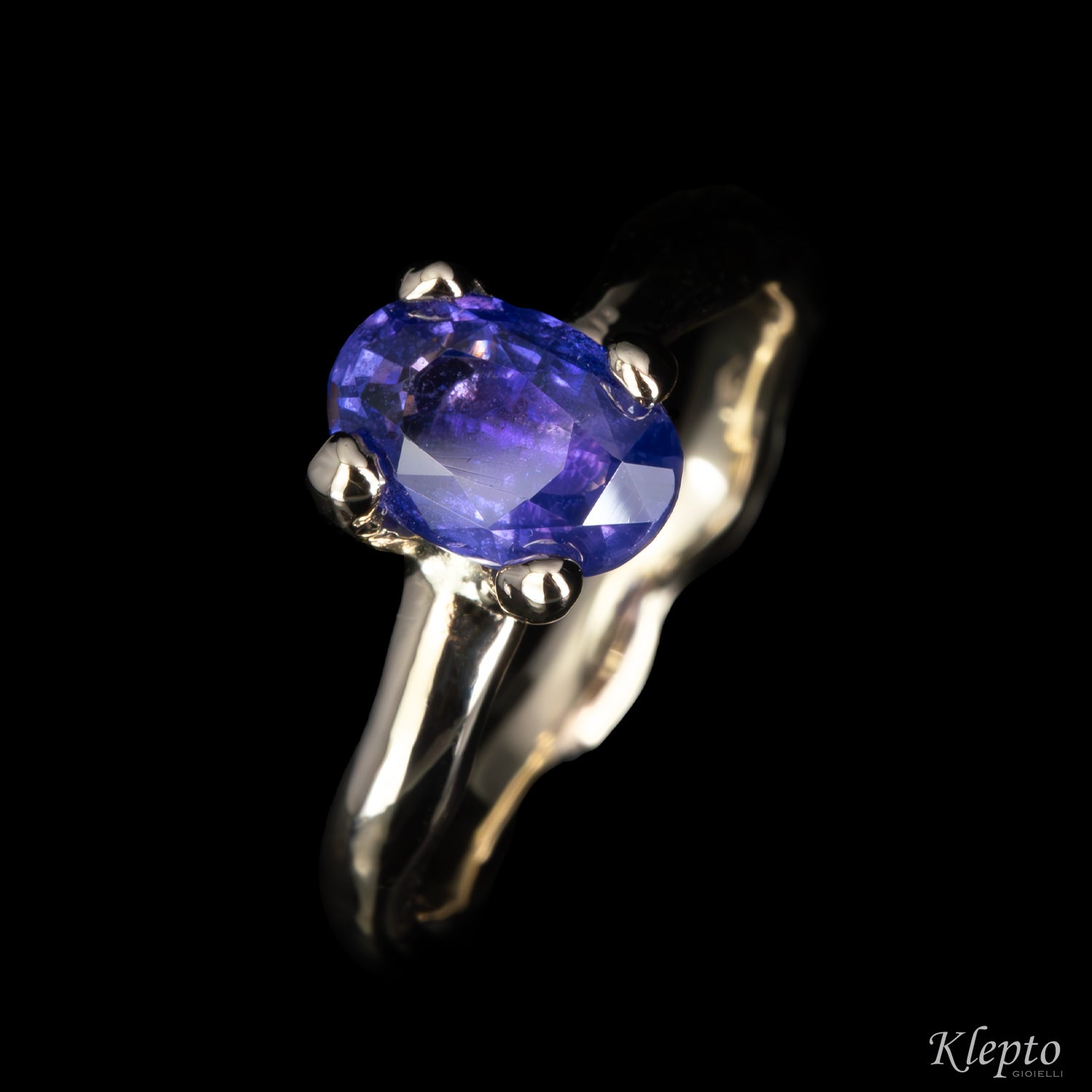 Anello in oro bianco naturale "Divenire" con Zaffiro blu
