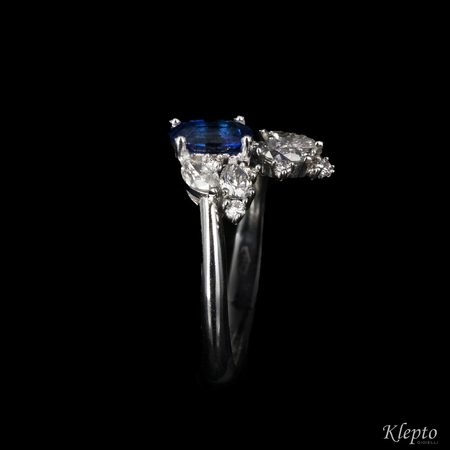 Anello classico by Klepto contrarié in oro bianco con Zaffiro blu e Diamanti