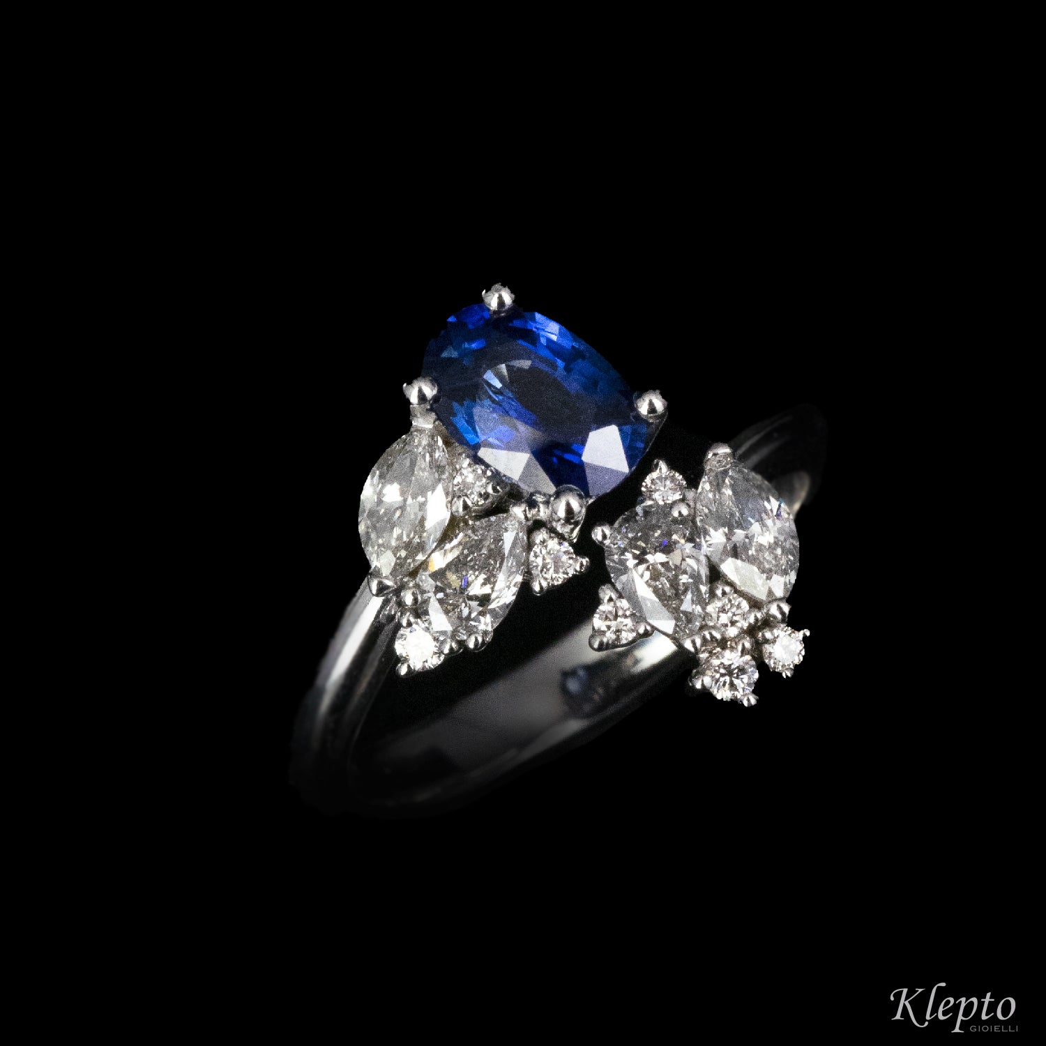 Anello classico by Klepto contrarié in oro bianco con Zaffiro blu e Diamanti