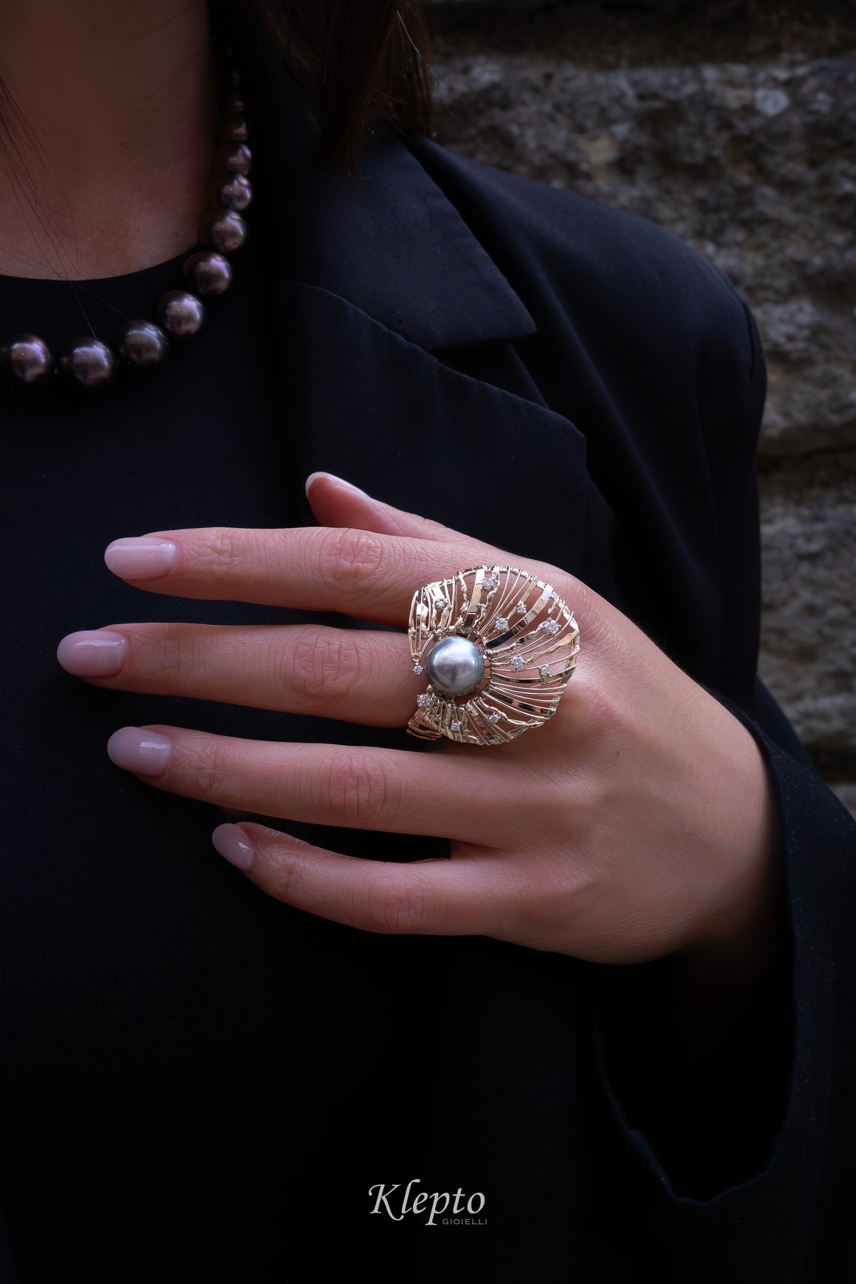 Anello in oro bianco naturale "Nefertiti" con Perla polinesiana e Diamanti