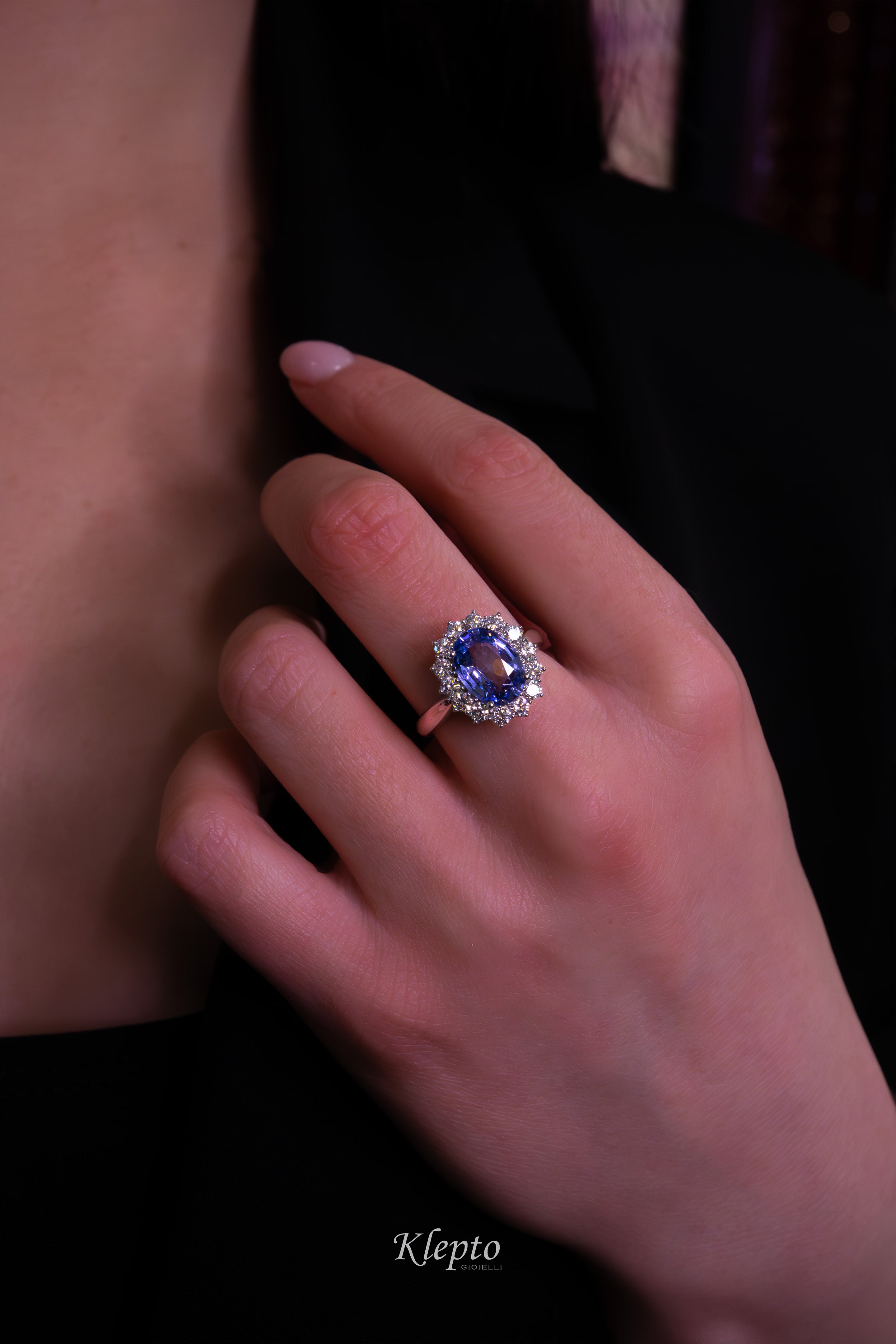 Anello classico in oro bianco con Zaffiro blu e contorno di Diamanti