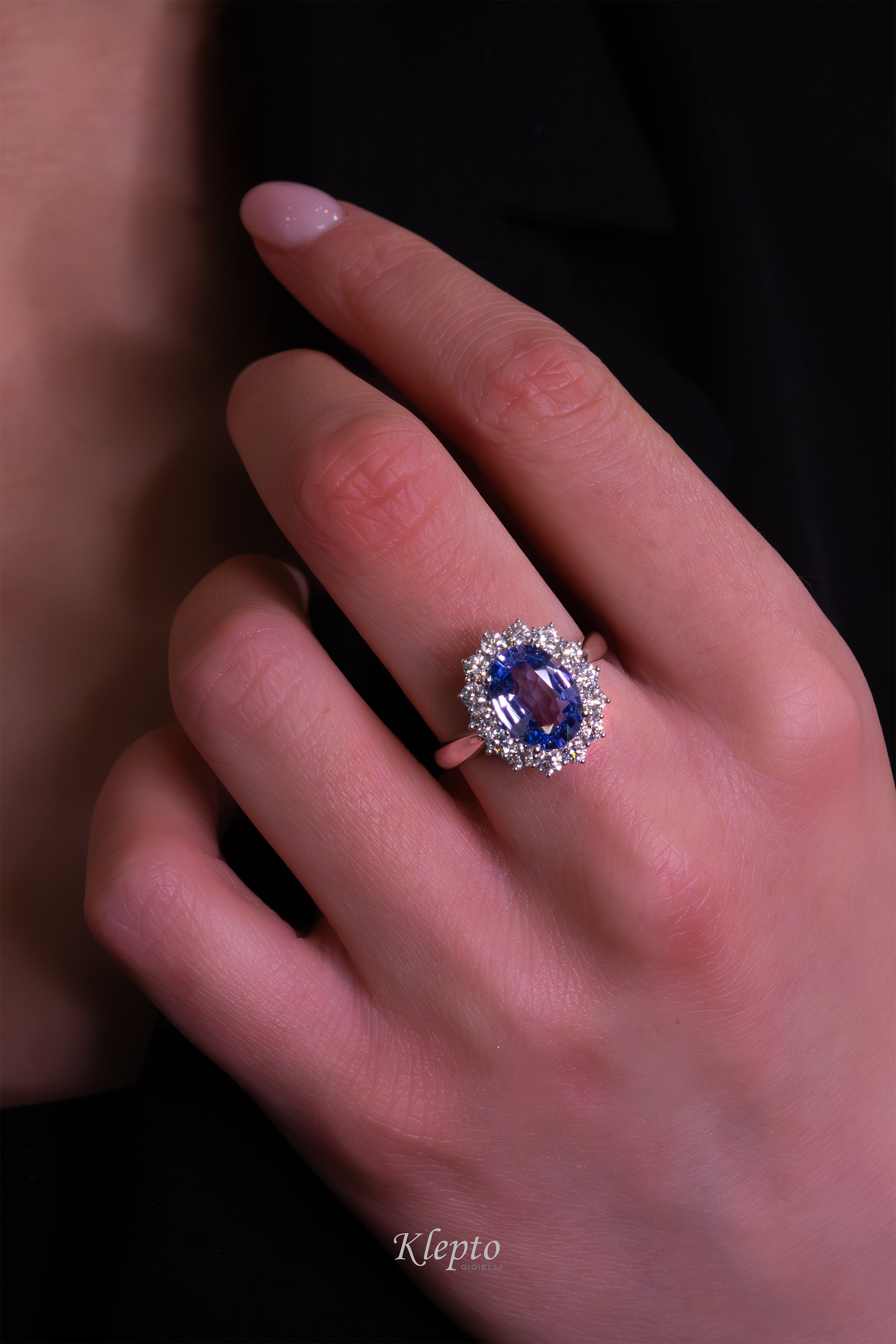 Anello classico in oro bianco con Zaffiro blu e contorno di Diamanti