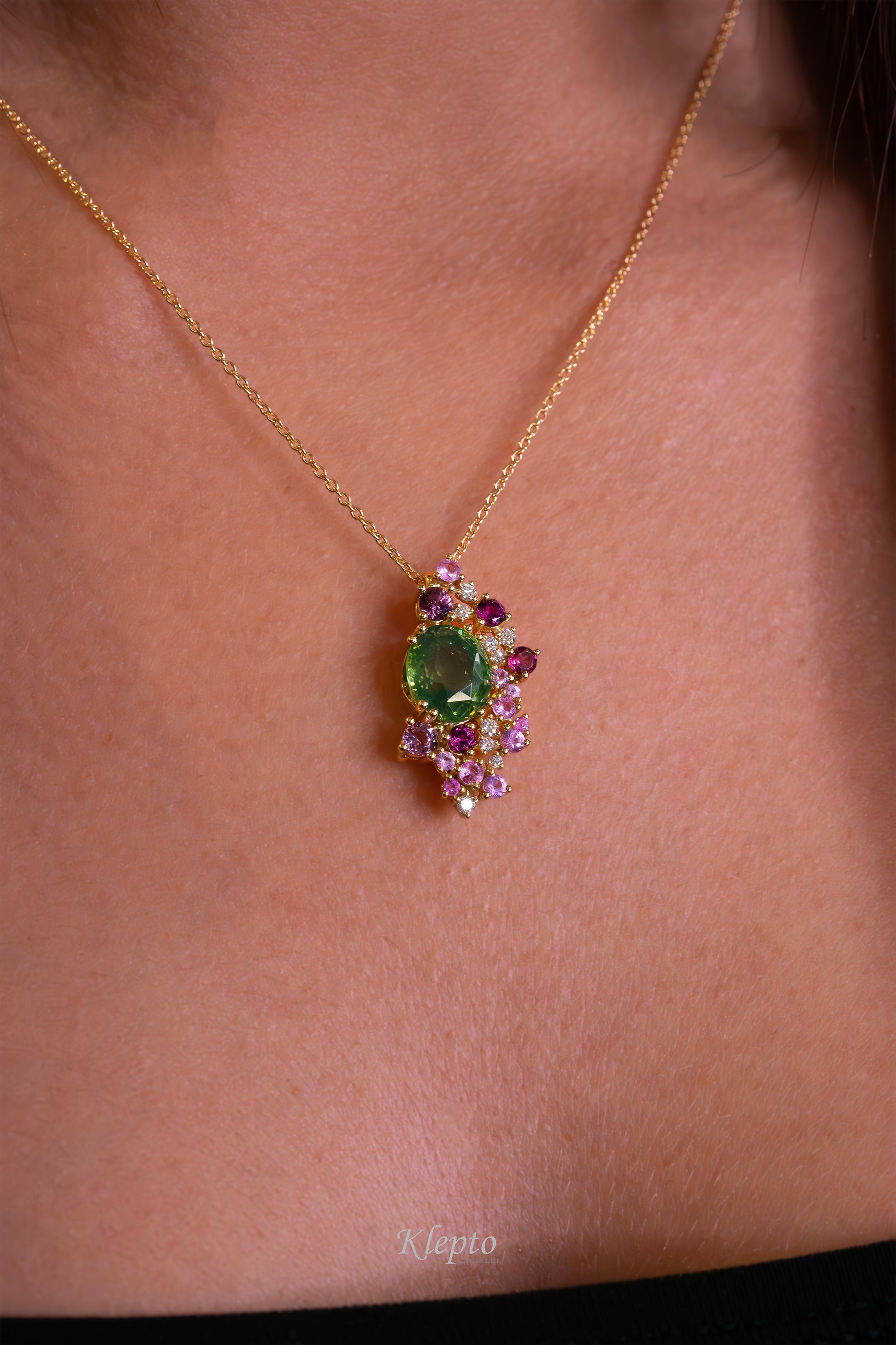 Pendente in oro giallo con Zircone verde naturale, Rodoliti, Zaffiri e Diamanti