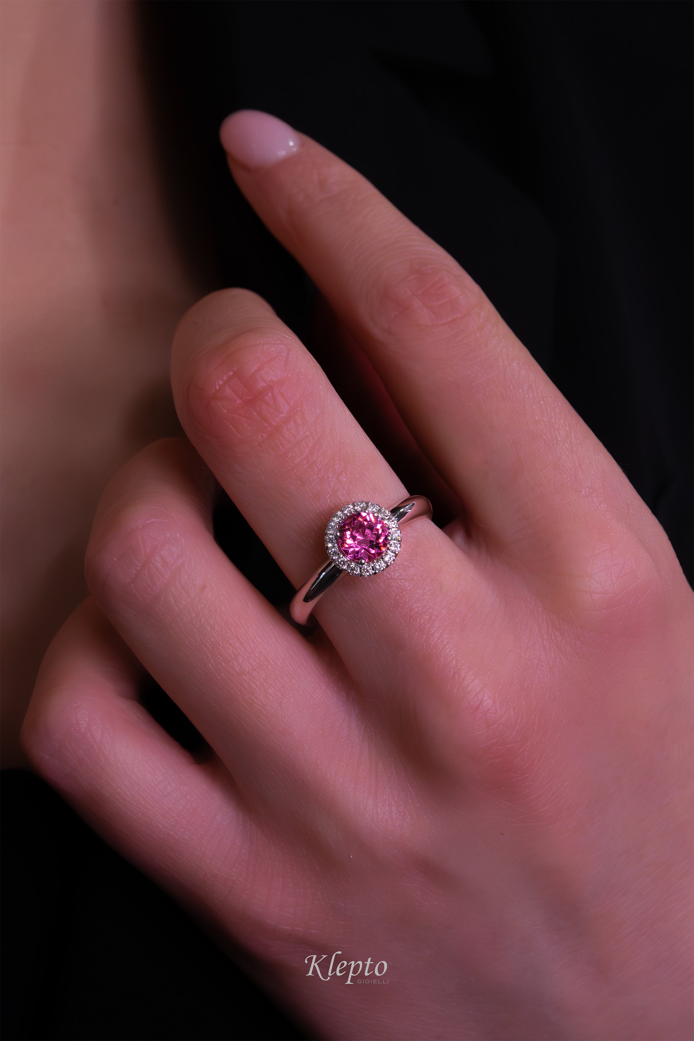 Anello classico in oro bianco con Tormalina rosa e contorno di Diamanti