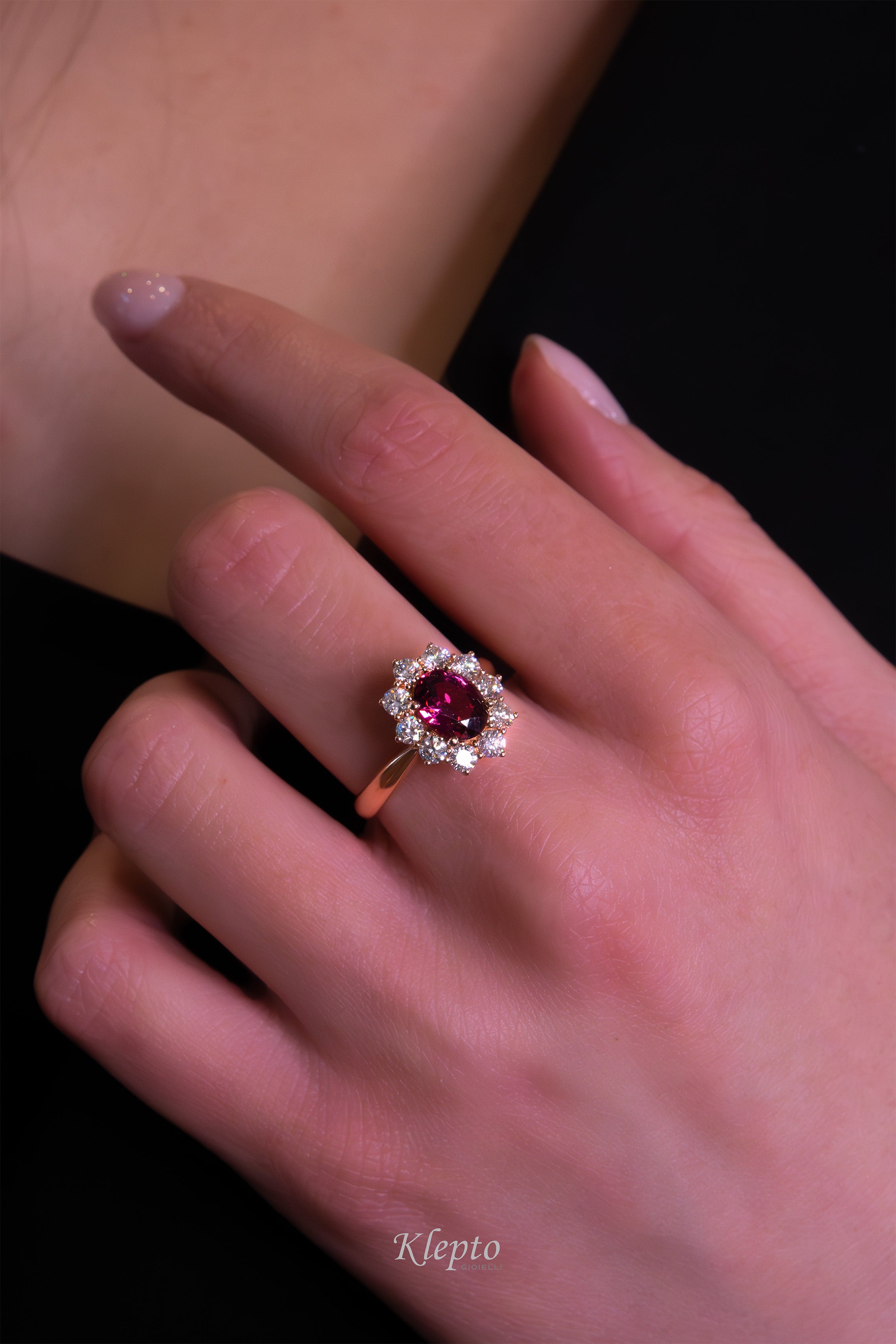 Anello classico in oro rosa con Rodolite e contorno di Diamanti