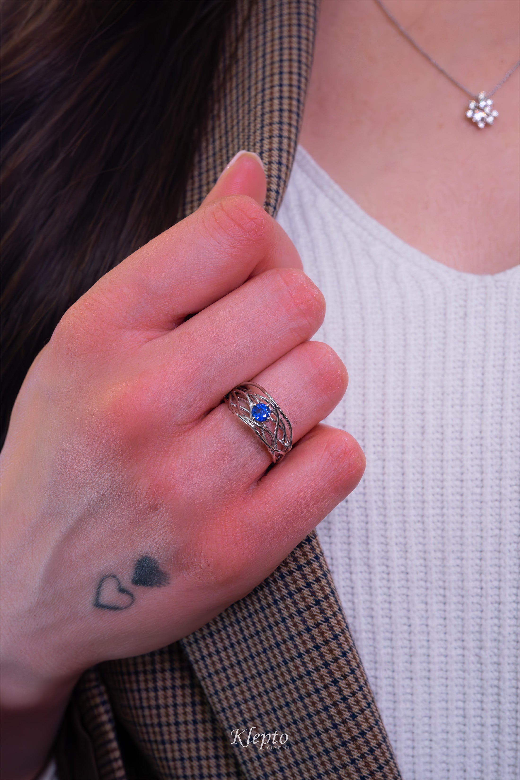 Anello in oro bianco "Nuvola" con Zaffiro blu
