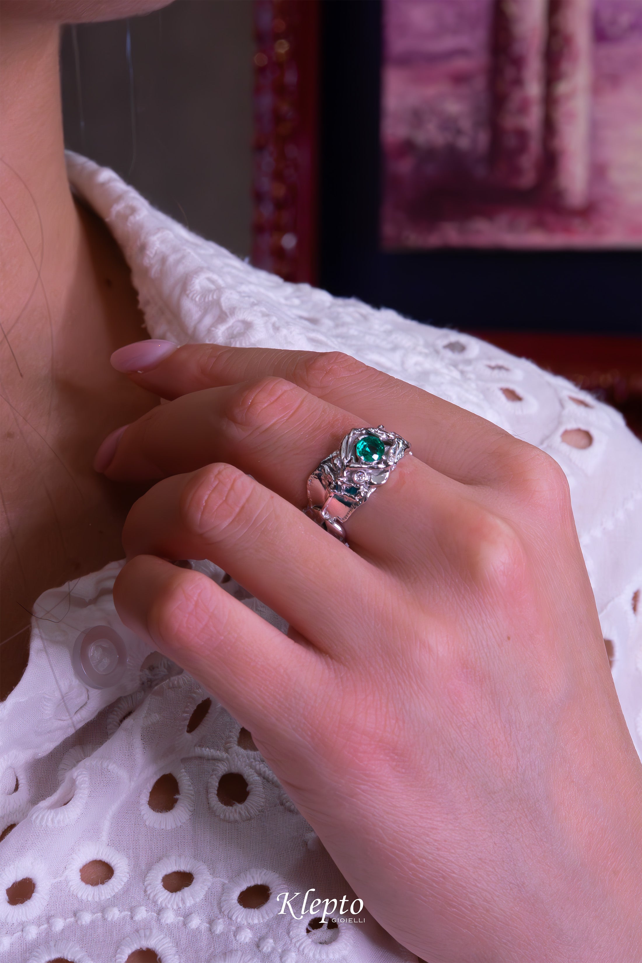 Anello in oro bianco fuso a fiamma con Smeraldo e Diamante