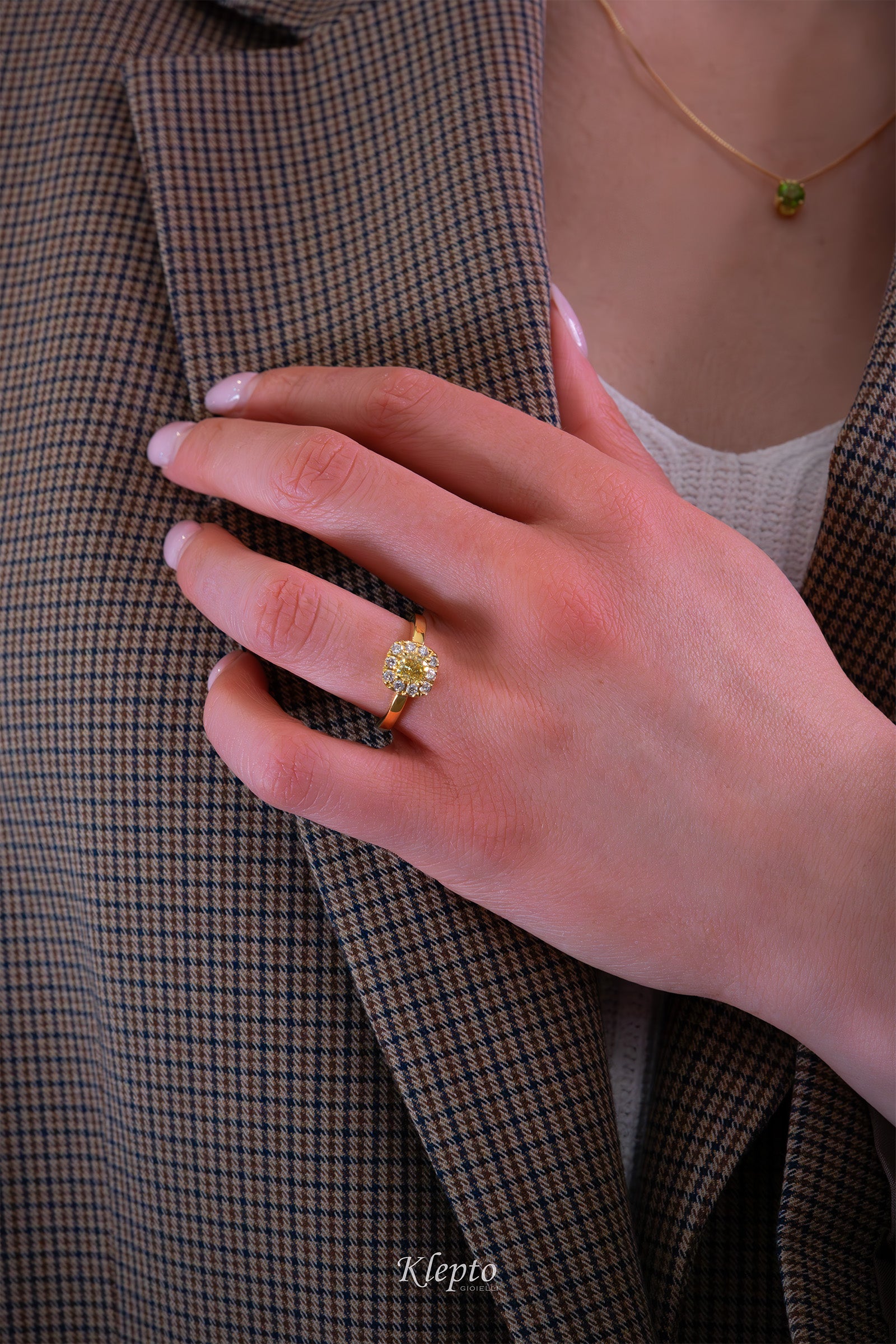 Anello classico in oro giallo con Diamante Fancy yellow e contorno di Diamanti
