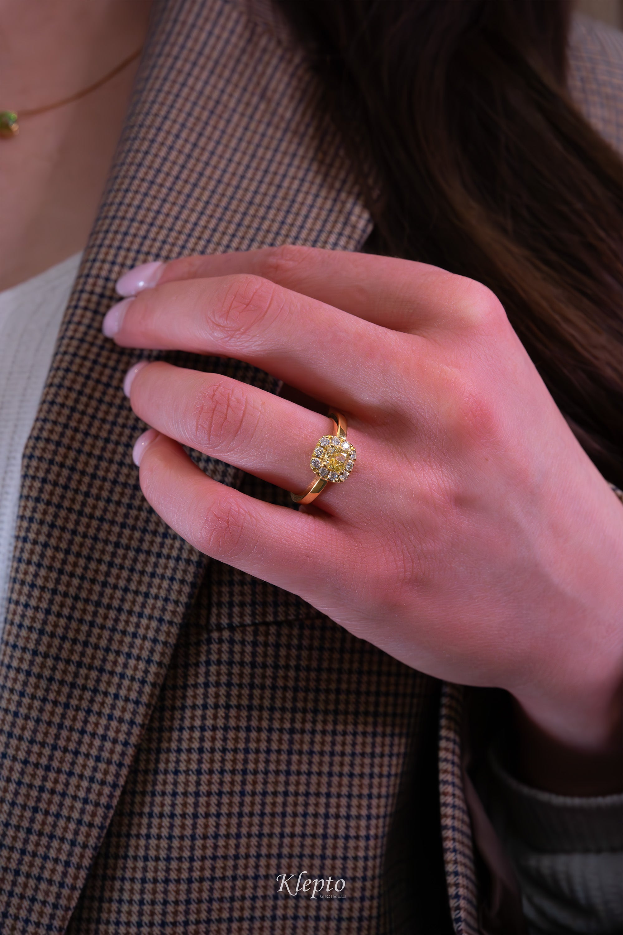 Anello classico in oro giallo con Diamante Fancy yellow e contorno di Diamanti