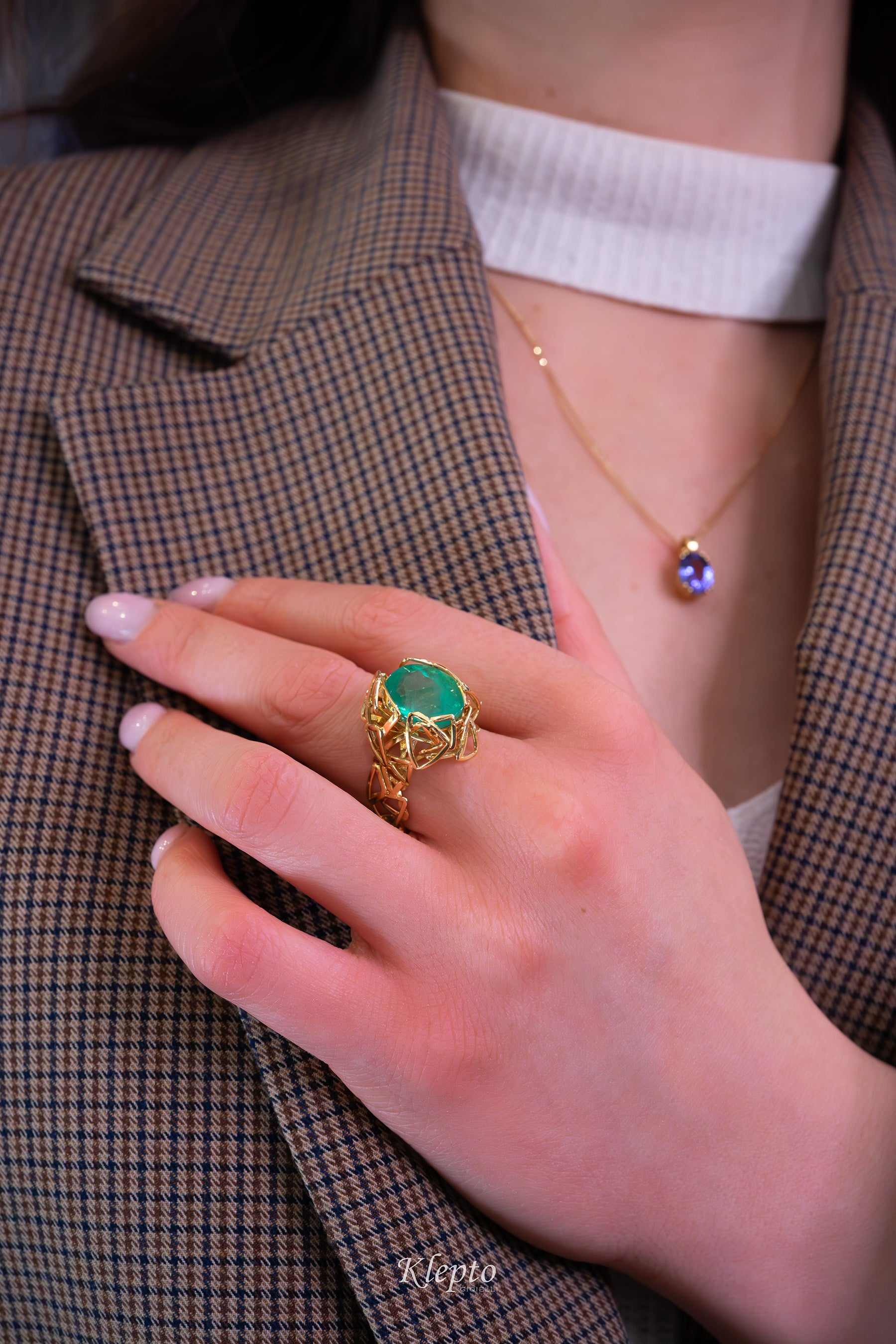 Anello in oro giallo con Smeraldo