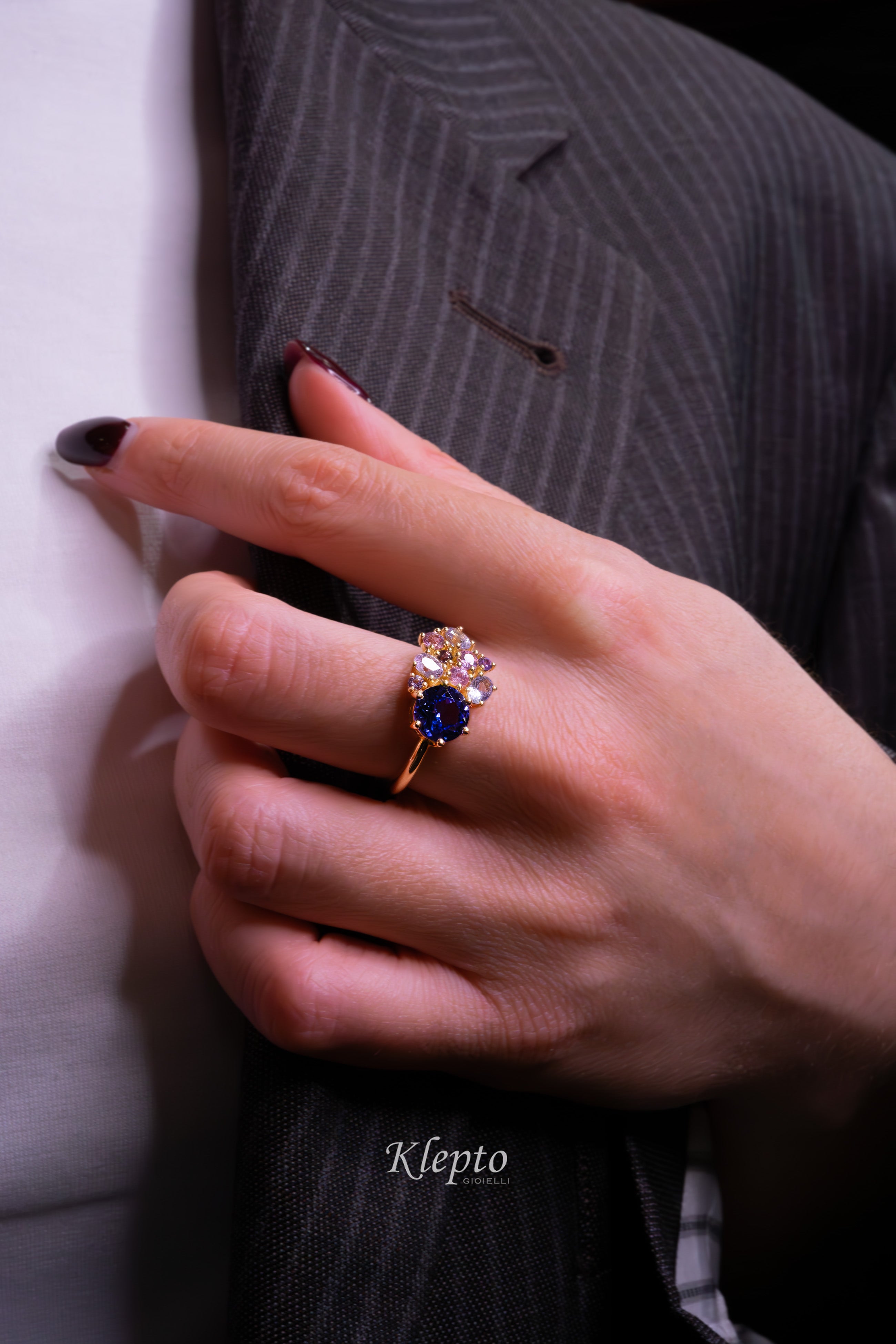 Anello classico by Klepto in oro giallo con Tanzanite e Zaffiri