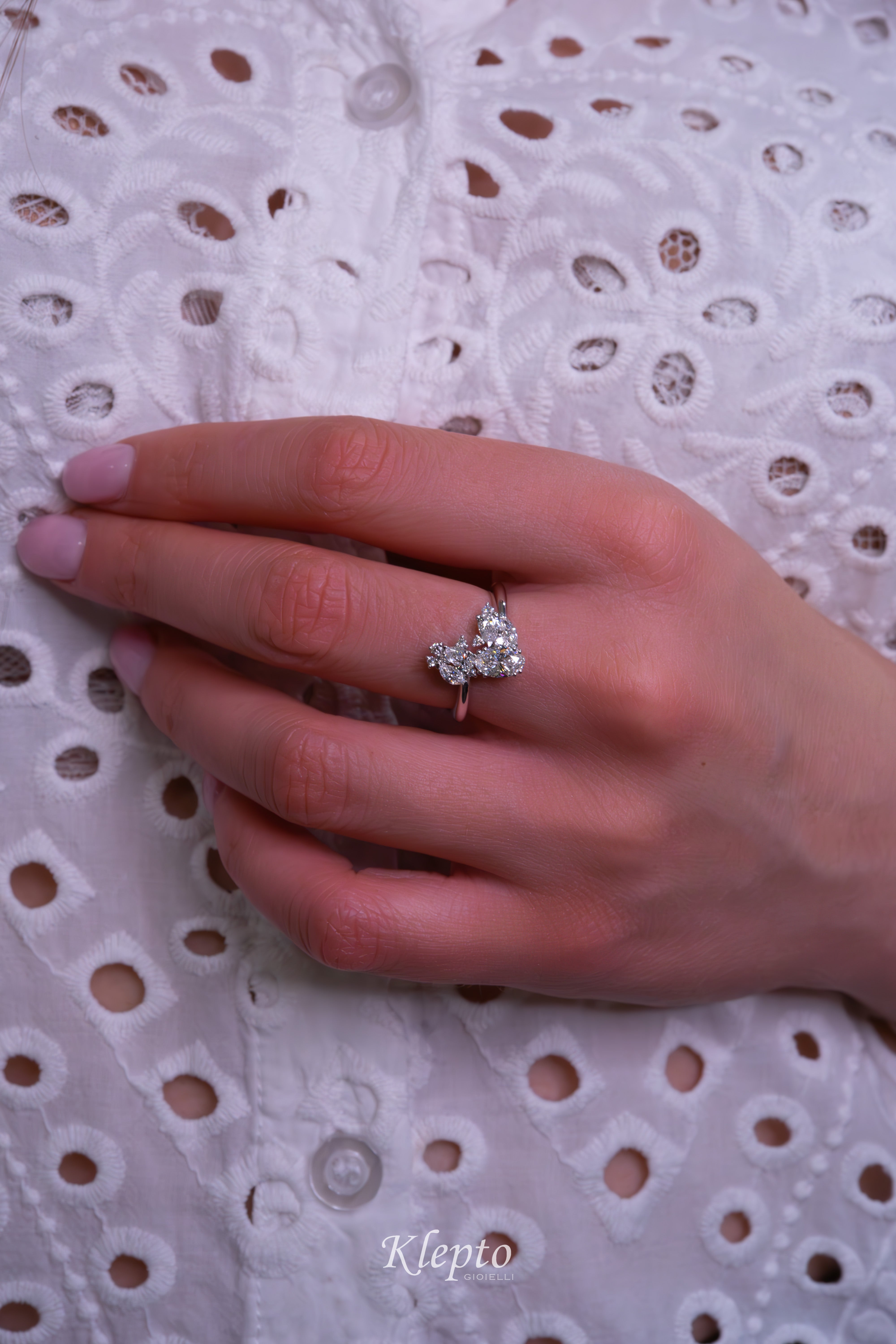 Anello classico by Klepto contrarié in oro bianco con Diamanti