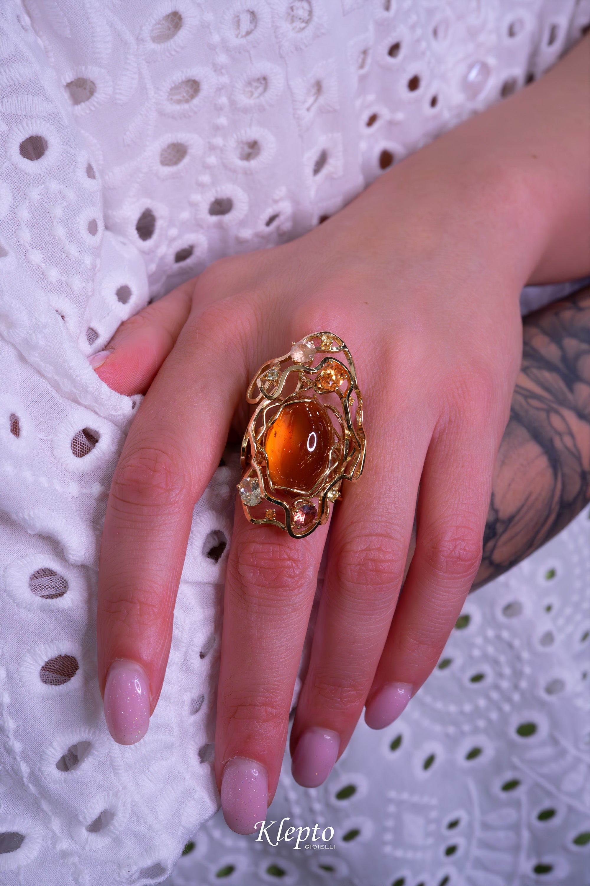 Anello in oro giallo "Origini" con Spessartite, Zaffiri, Zirconi e Granato fanta