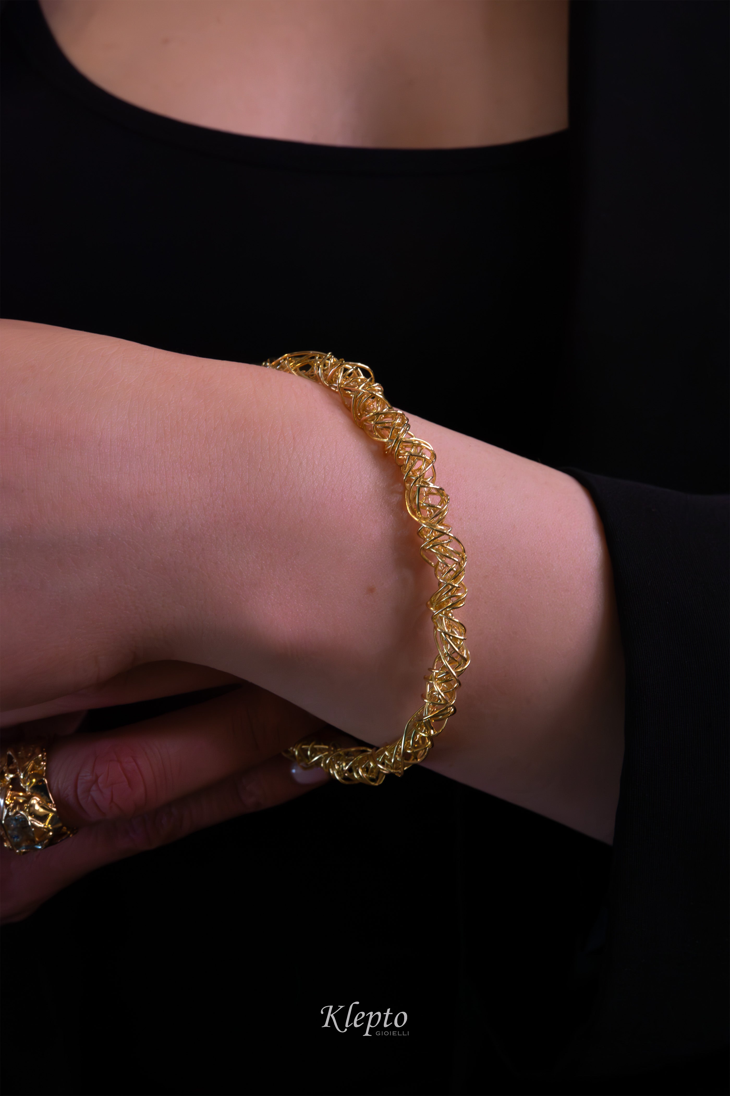 Bracciale in oro giallo a filo
