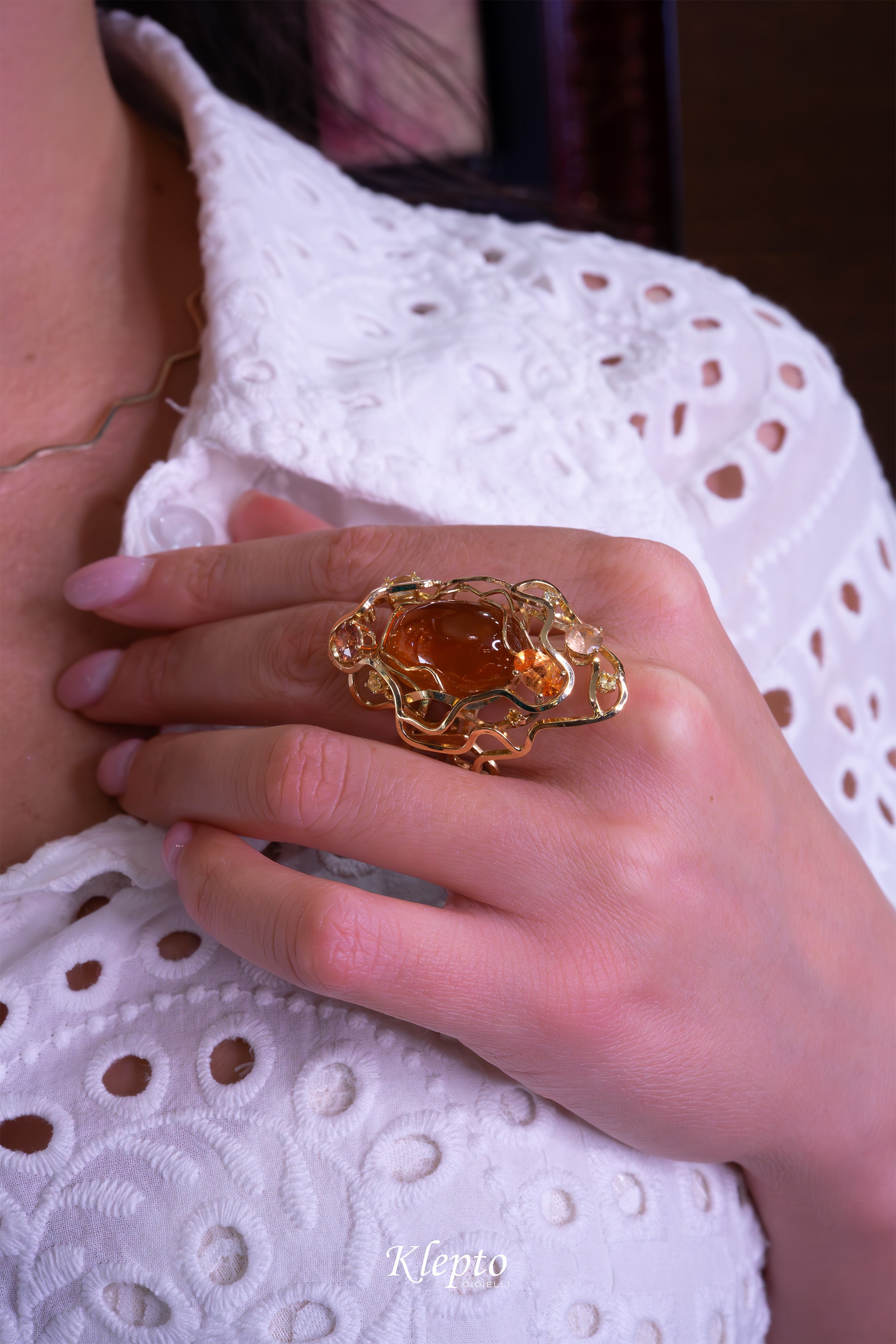 Anello in oro giallo "Origini" con Spessartite, Zaffiri, Zirconi e Granato fanta