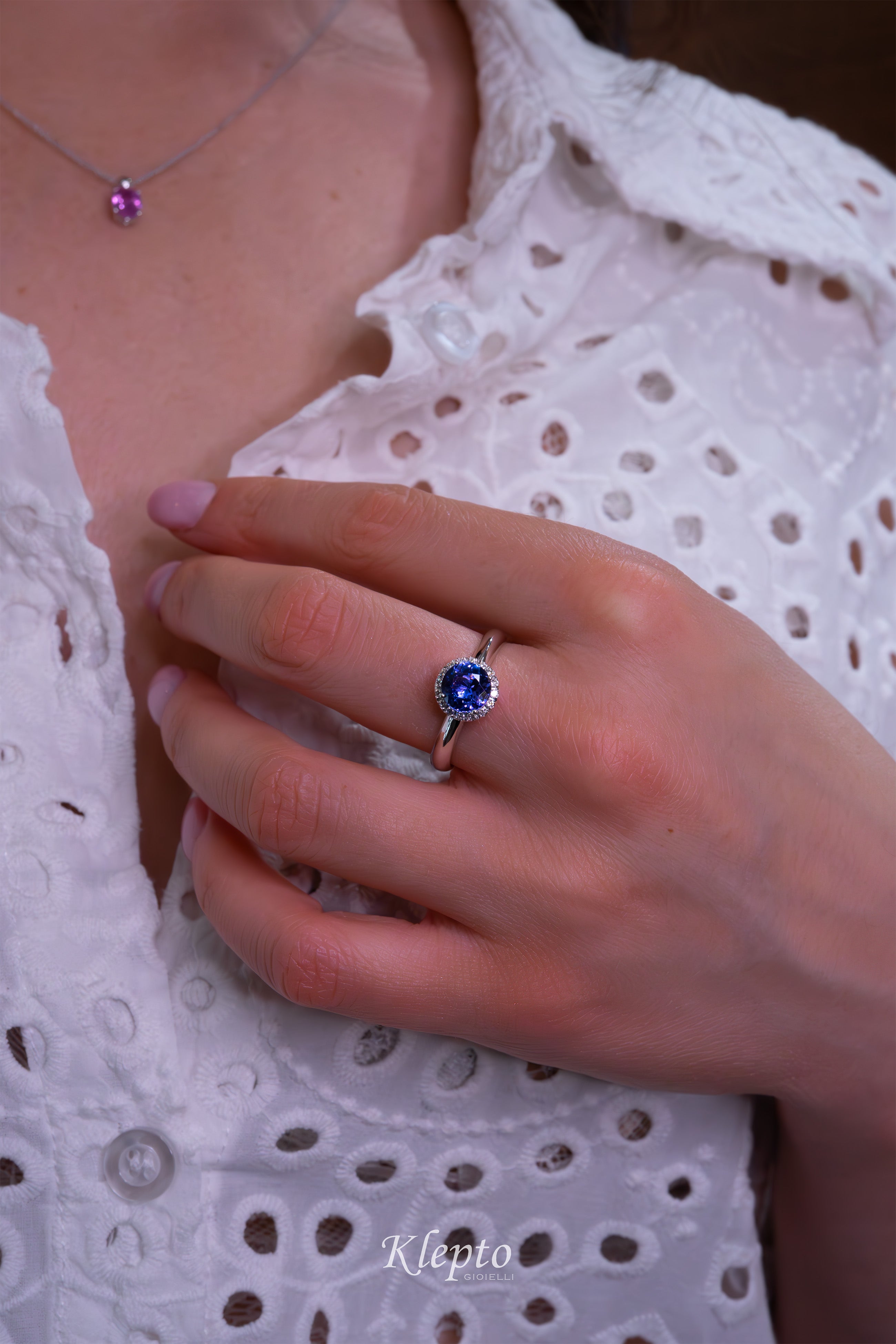 Anello classico in oro bianco con Tanzanite e contorno di Diamanti