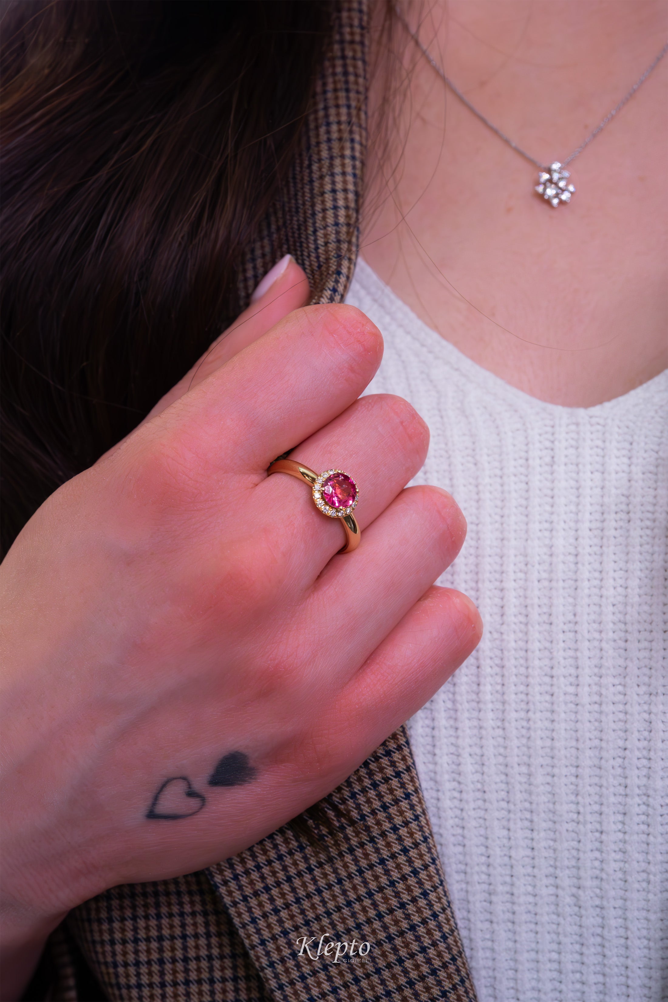 Anello classico in oro giallo con Tormalina rosa e contorno di Diamanti
