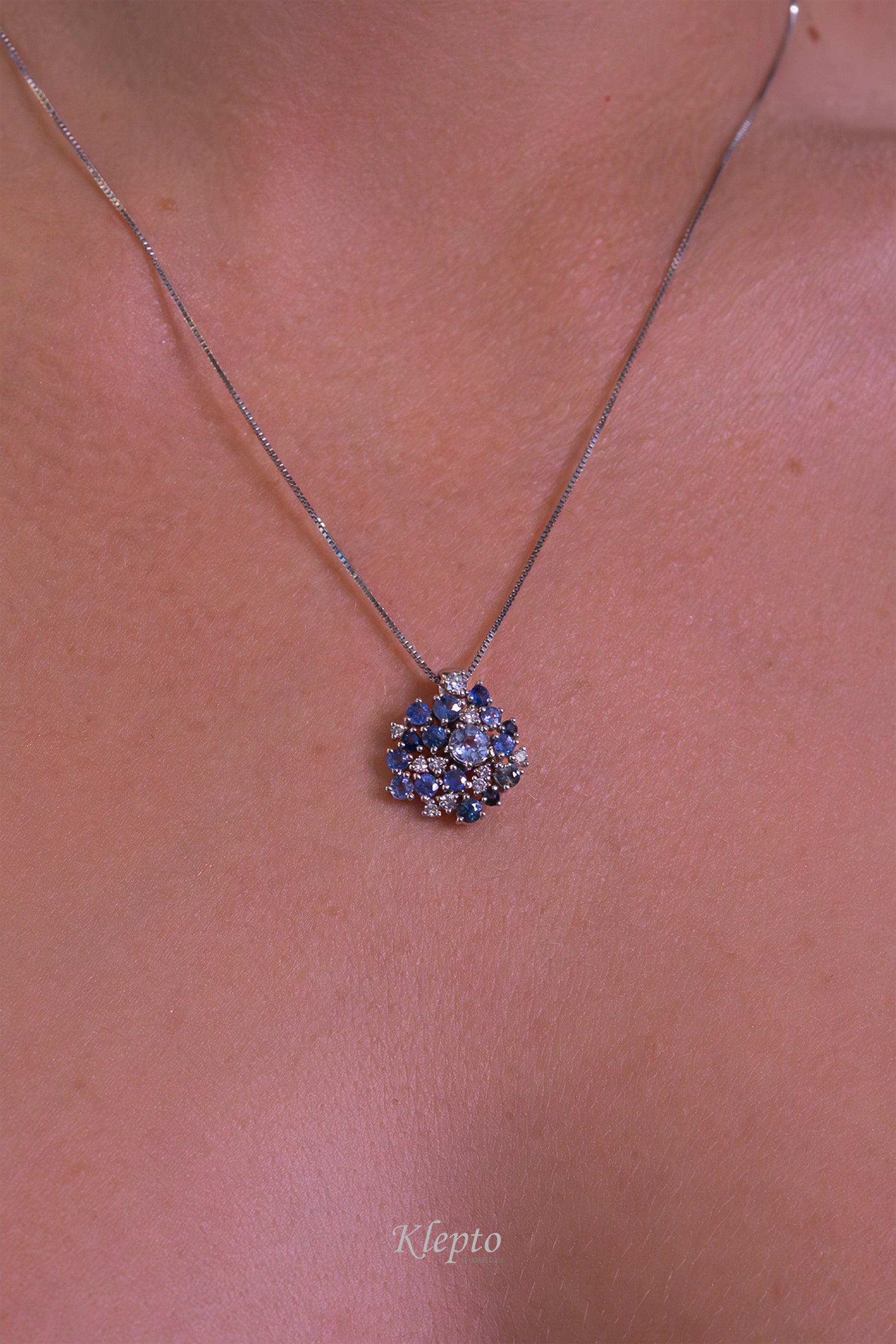 Pendente in oro bianco con Zaffiri blu e Diamanti