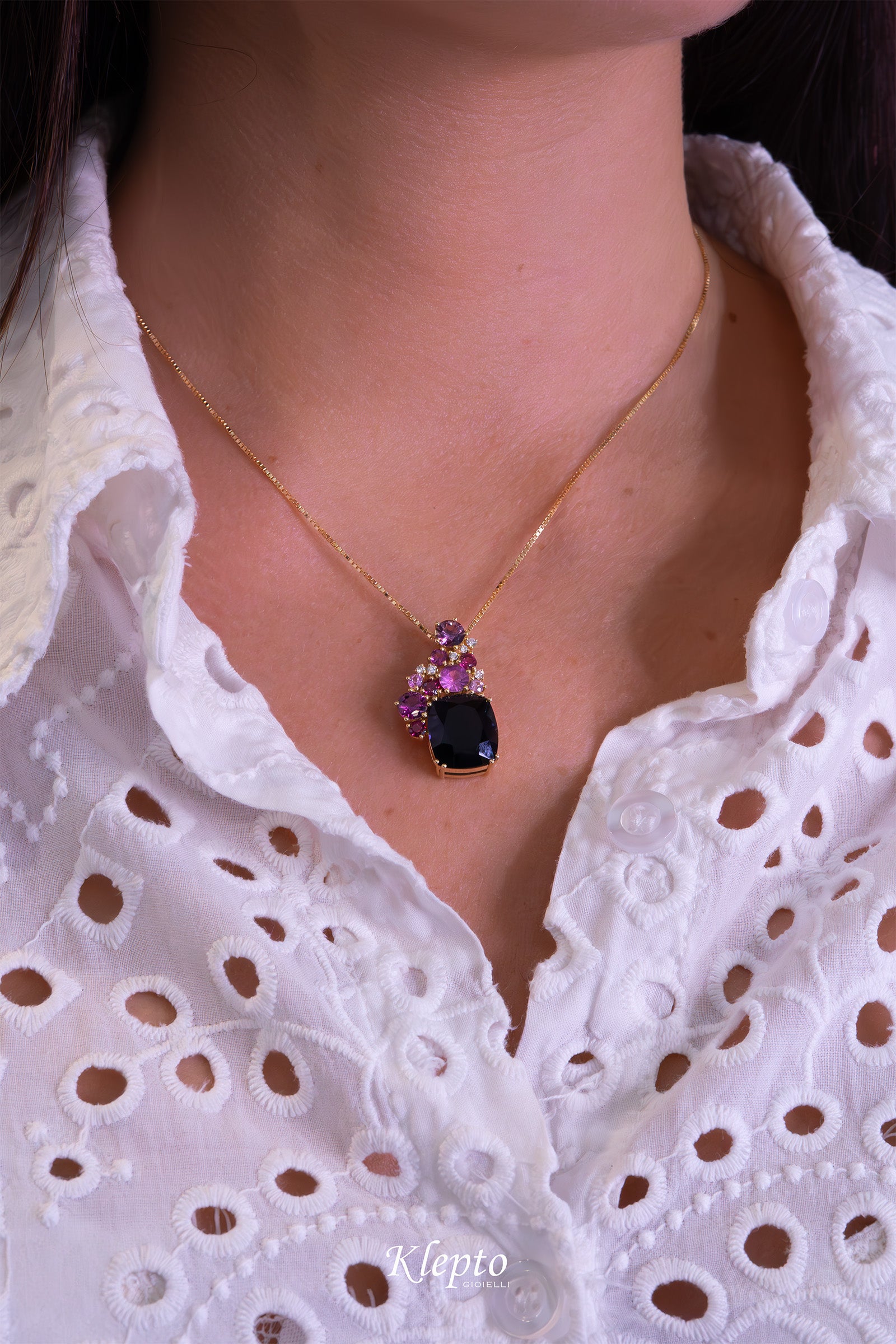 Pendente in oro giallo con Iolite, Zaffiri rosa, Rodoliti e Diamanti