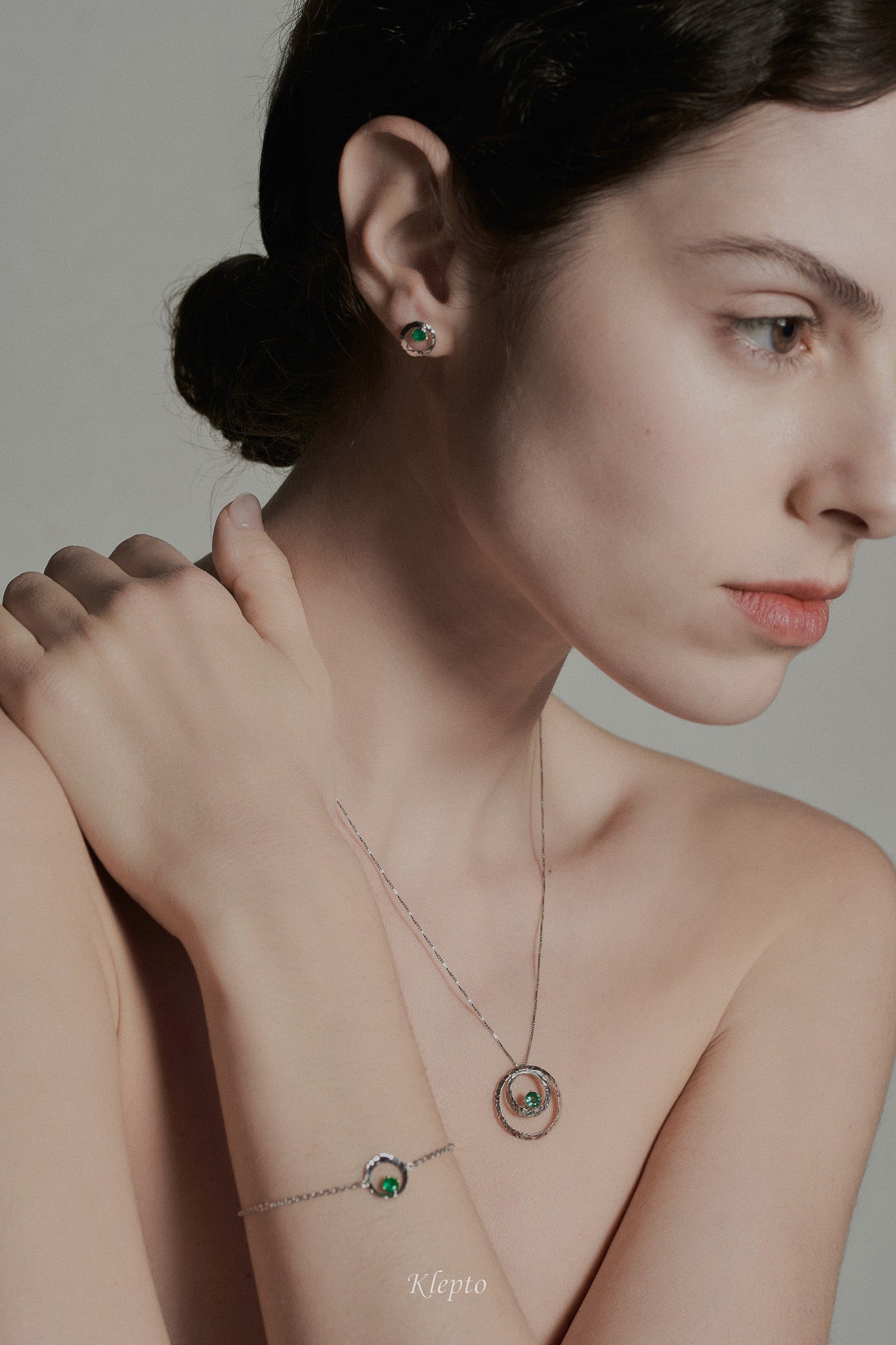 Pendente in oro bianco "Pulsar" con Smeraldo