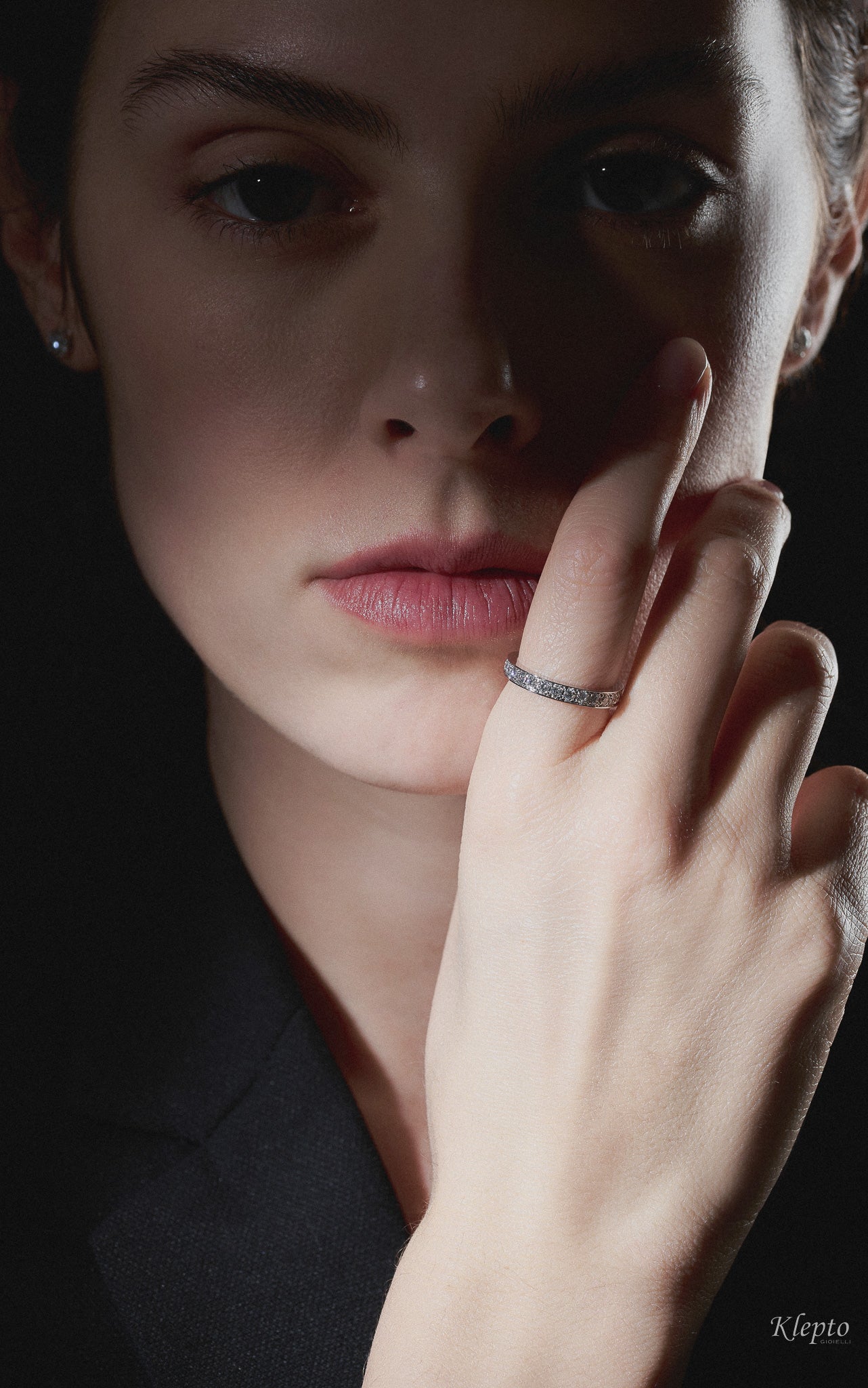 Infinity in oro bianco a binario